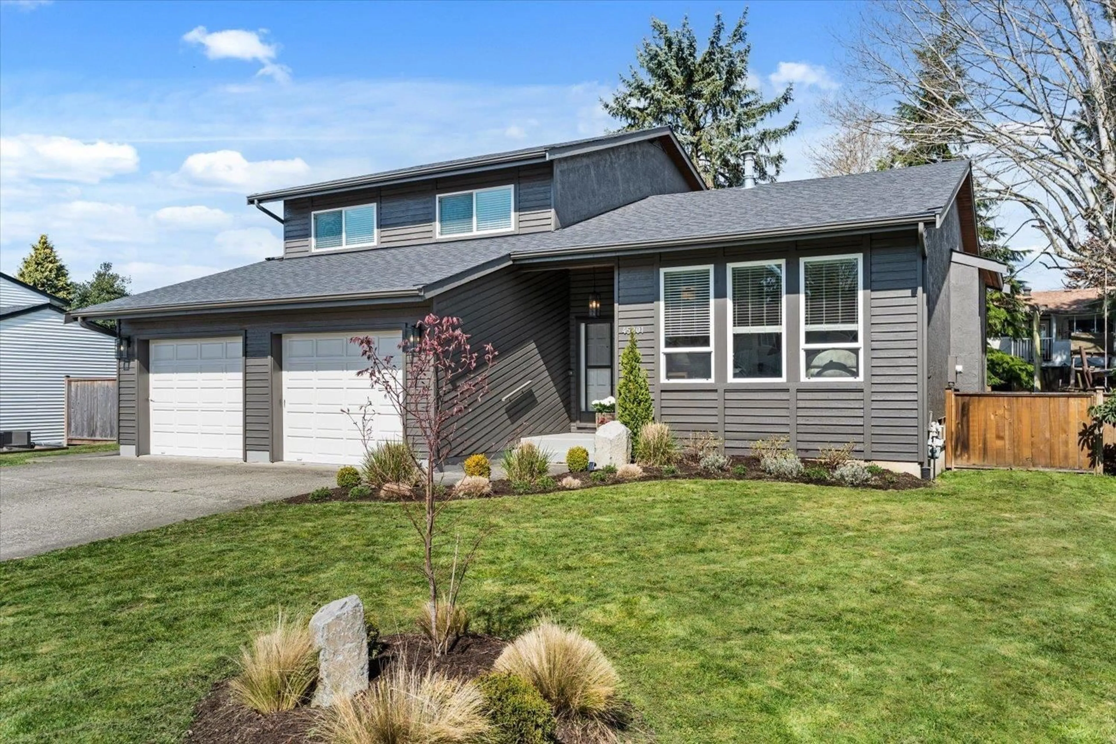 Home with vinyl exterior material, street for 45201 REDWOOD AVENUE, Chilliwack British Columbia V2R1W2