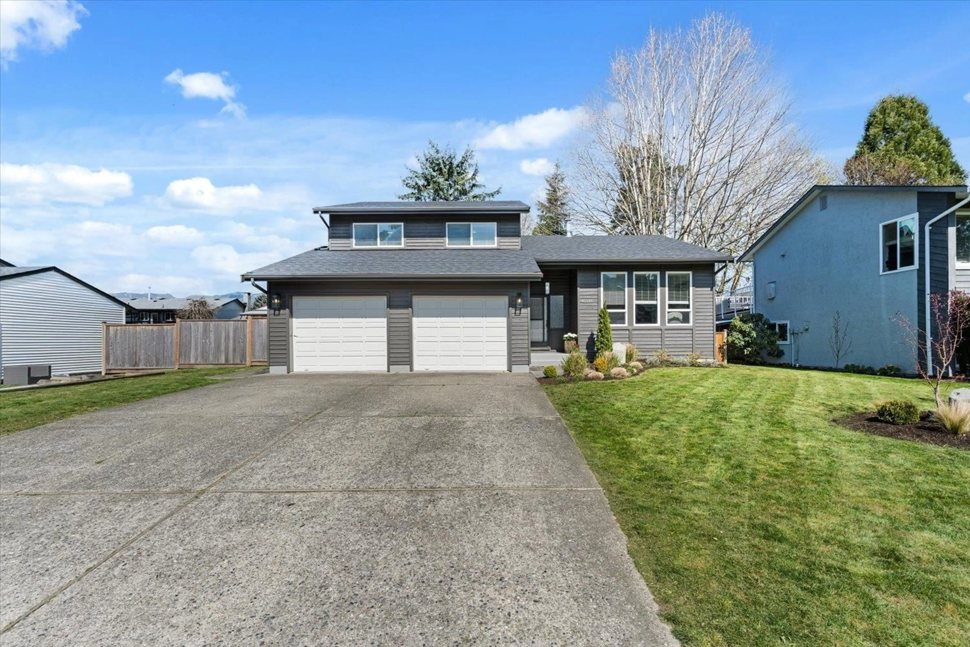 Home with vinyl exterior material, street for 45201 REDWOOD AVENUE, Chilliwack British Columbia V2R1W2