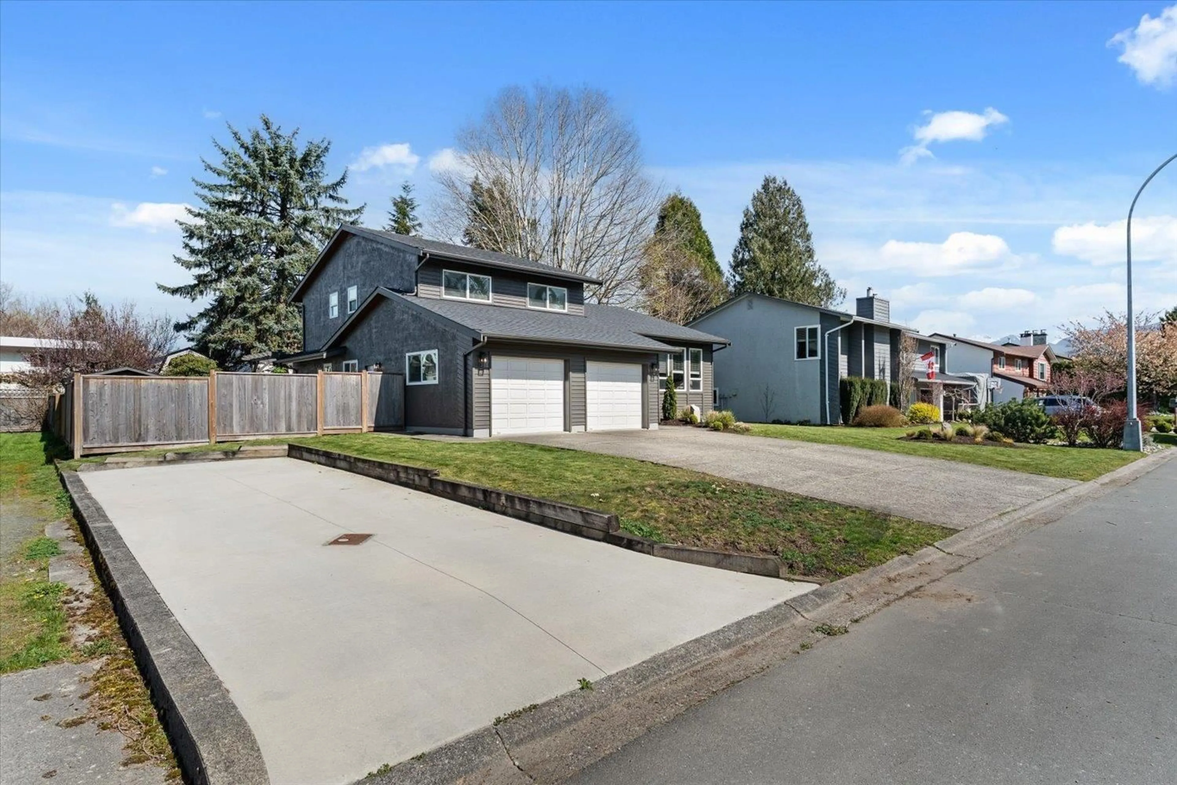 A pic from outside/outdoor area/front of a property/back of a property/a pic from drone, street for 45201 REDWOOD AVENUE, Chilliwack British Columbia V2R1W2