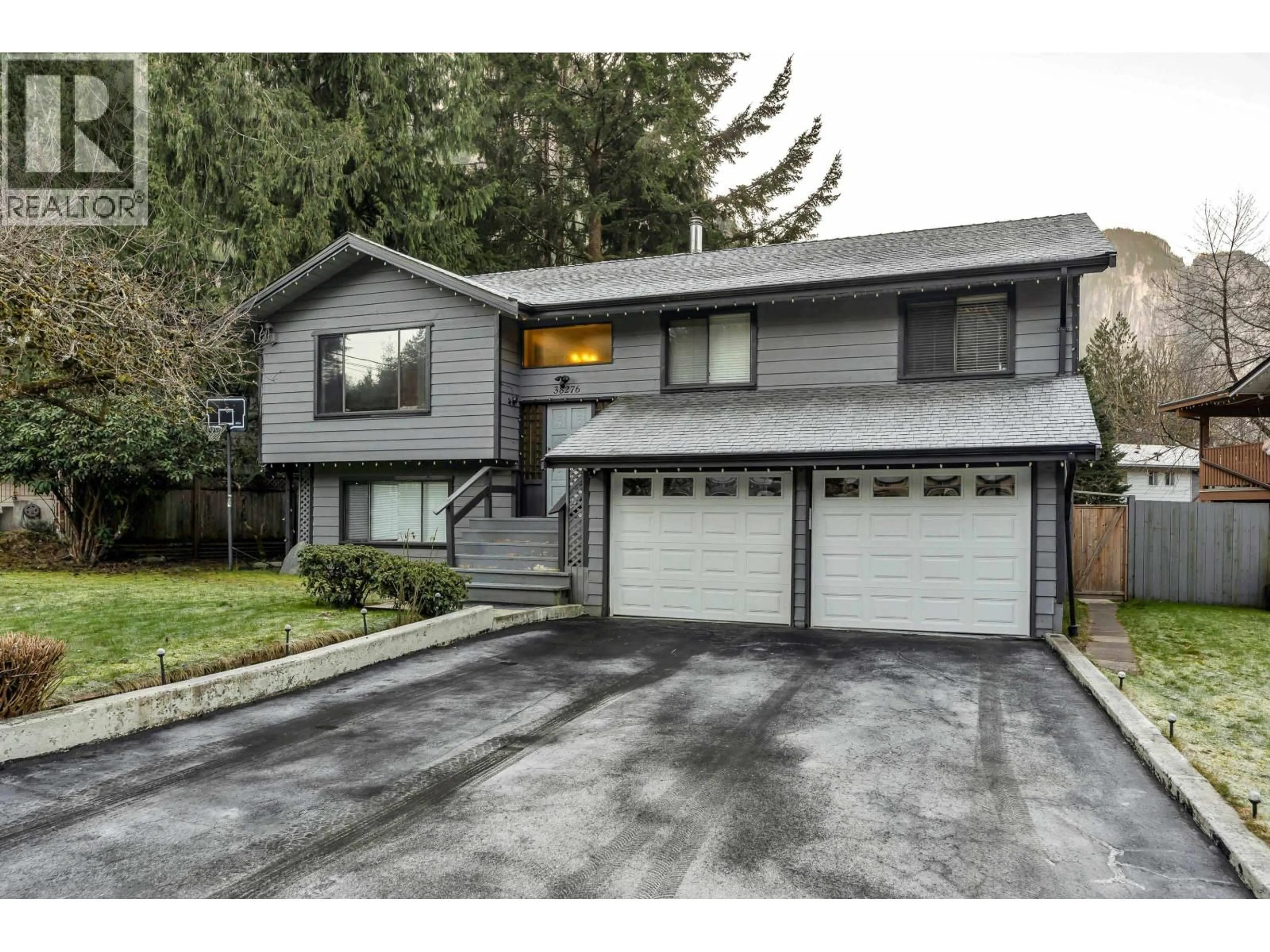 Home with vinyl exterior material, street for 38276 MYRTLEWOOD CRESCENT, Squamish British Columbia V8B0W4