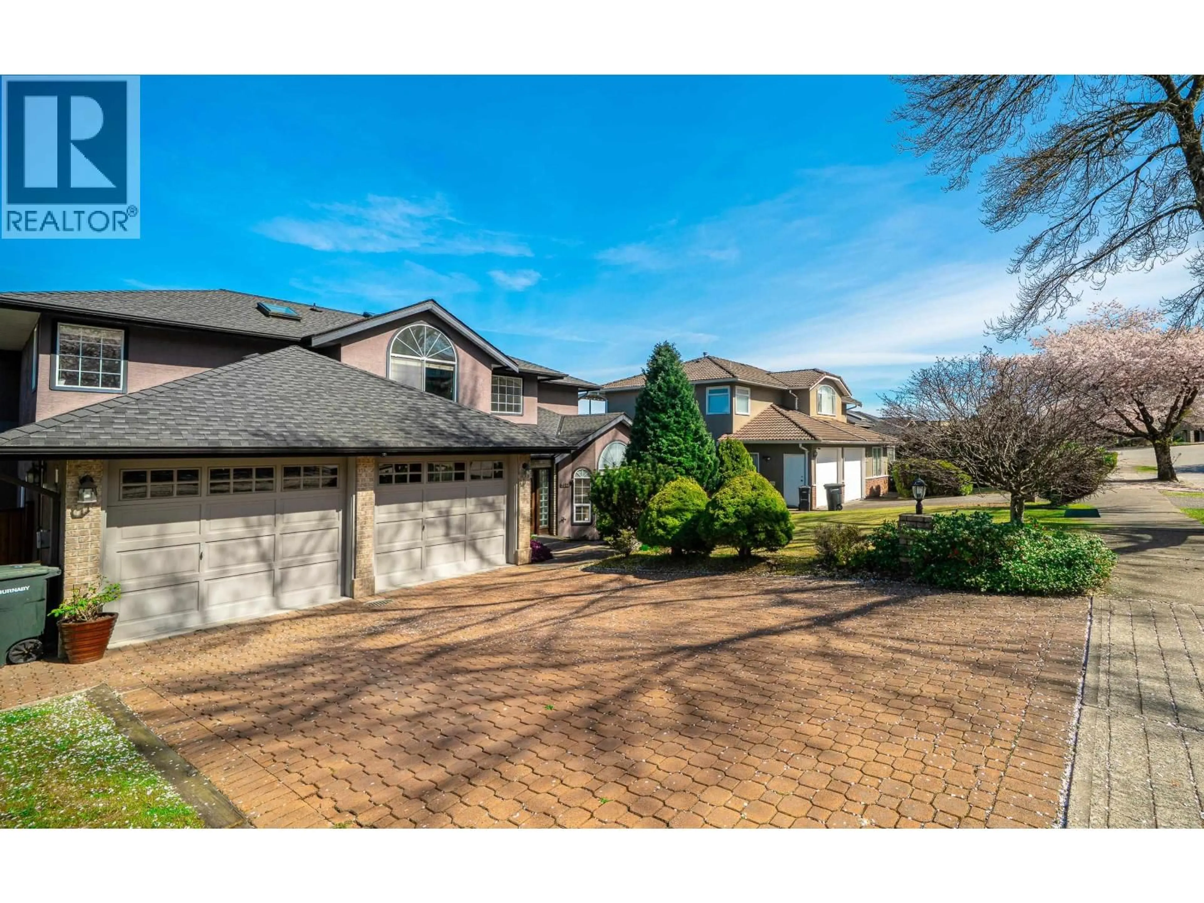 A pic from outside/outdoor area/front of a property/back of a property/a pic from drone, street for 7548 SEQUOIA ROAD, Burnaby British Columbia V3N4W9