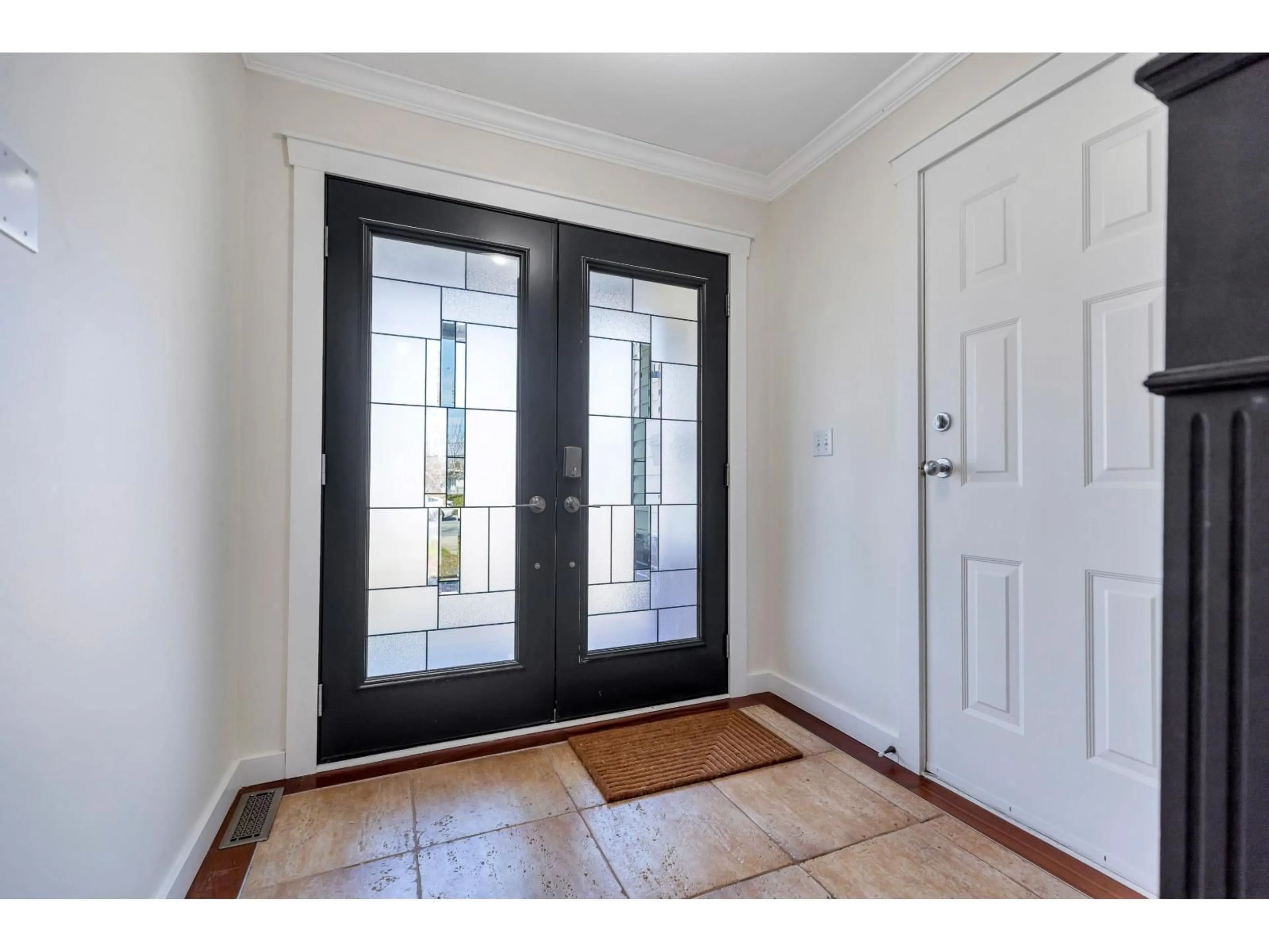 Indoor entryway for 21720 50 AVENUE, Langley British Columbia V3A3T3