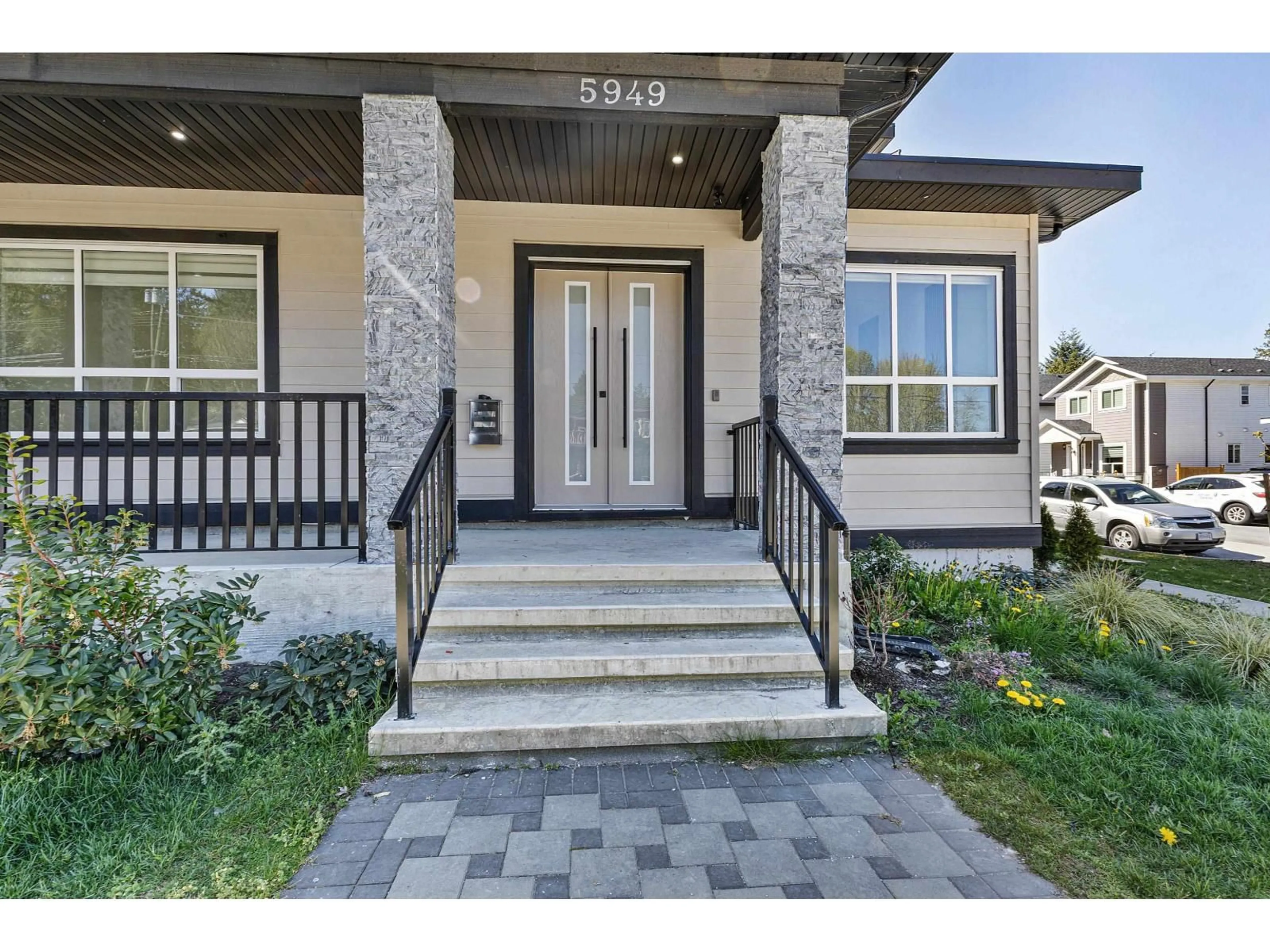 Indoor entryway for 5949 142 STREET, Surrey British Columbia V3X1C8