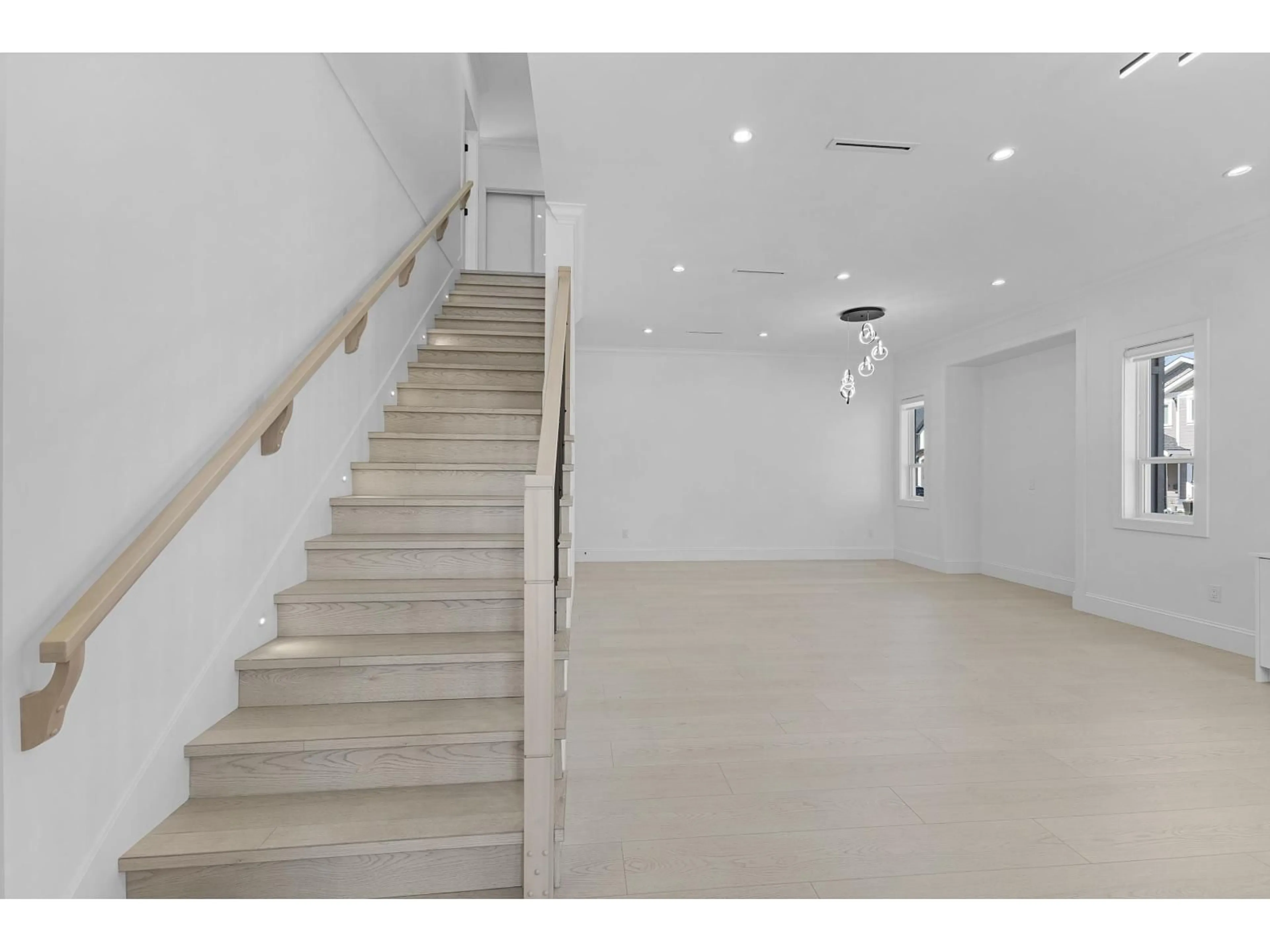 Indoor foyer for 5949 142 STREET, Surrey British Columbia V3X1C8