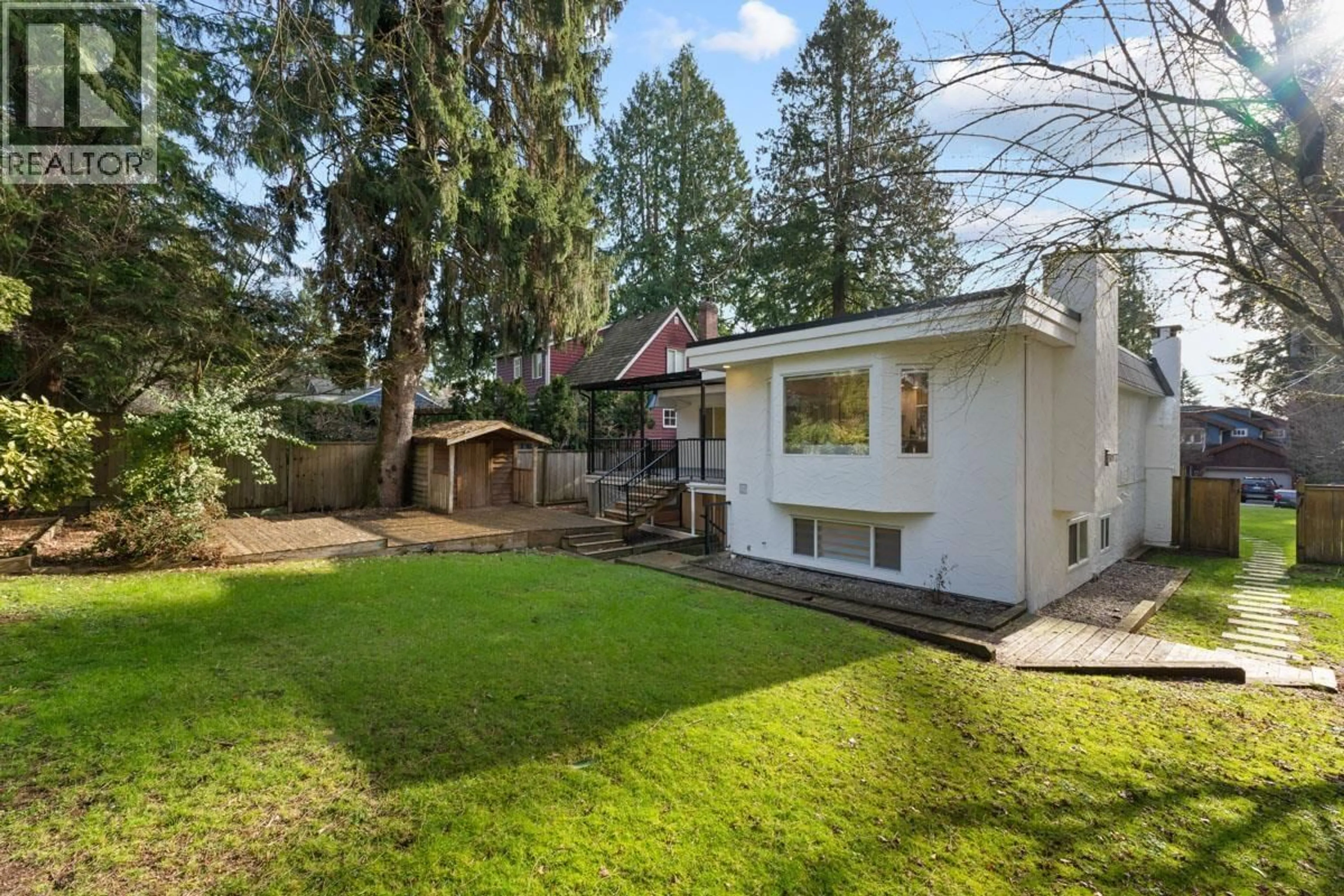 A pic from outside/outdoor area/front of a property/back of a property/a pic from drone, unknown for 2518 SWINBURNE AVENUE, North Vancouver British Columbia V7H1L5