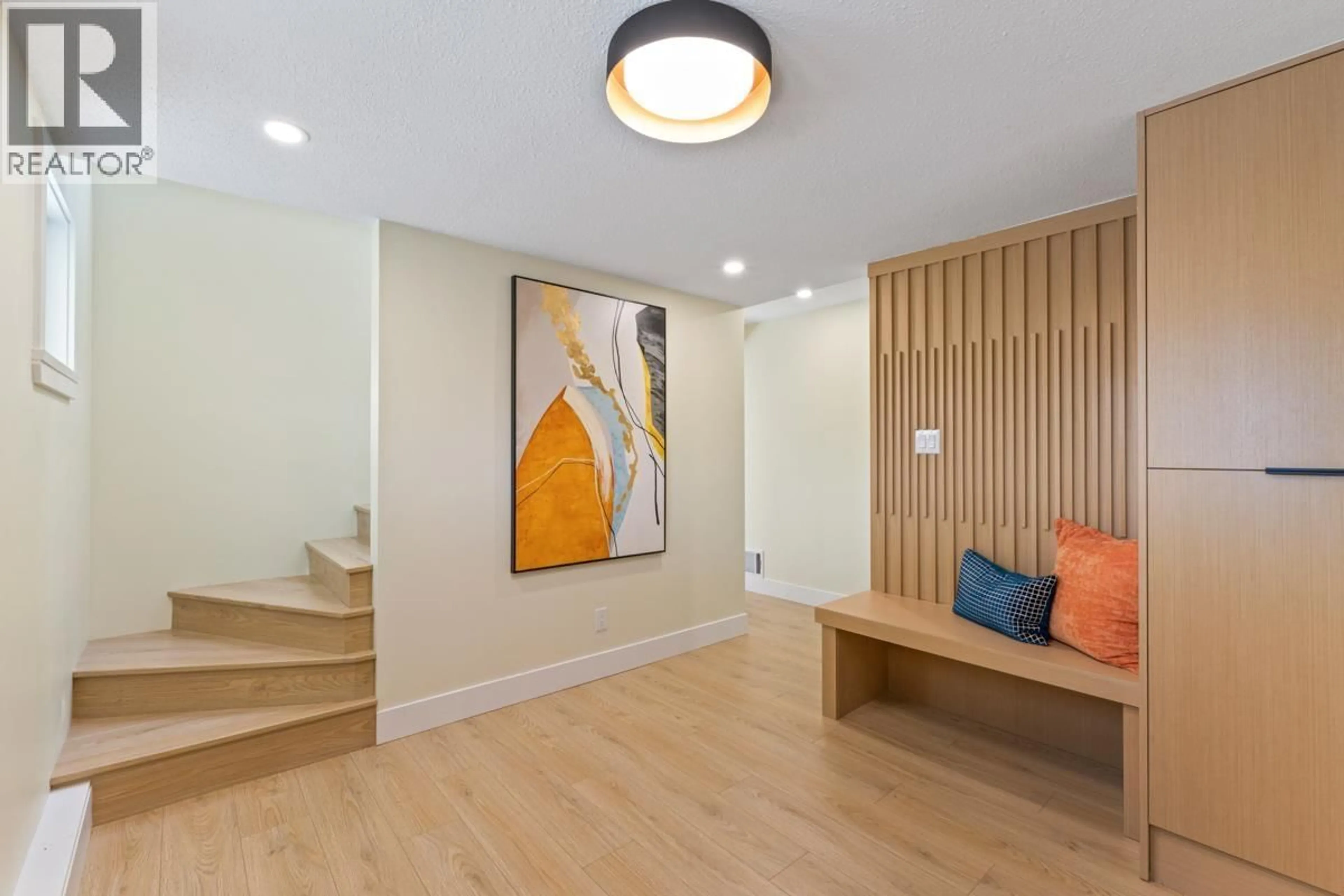 Indoor foyer for 2518 SWINBURNE AVENUE, North Vancouver British Columbia V7H1L5