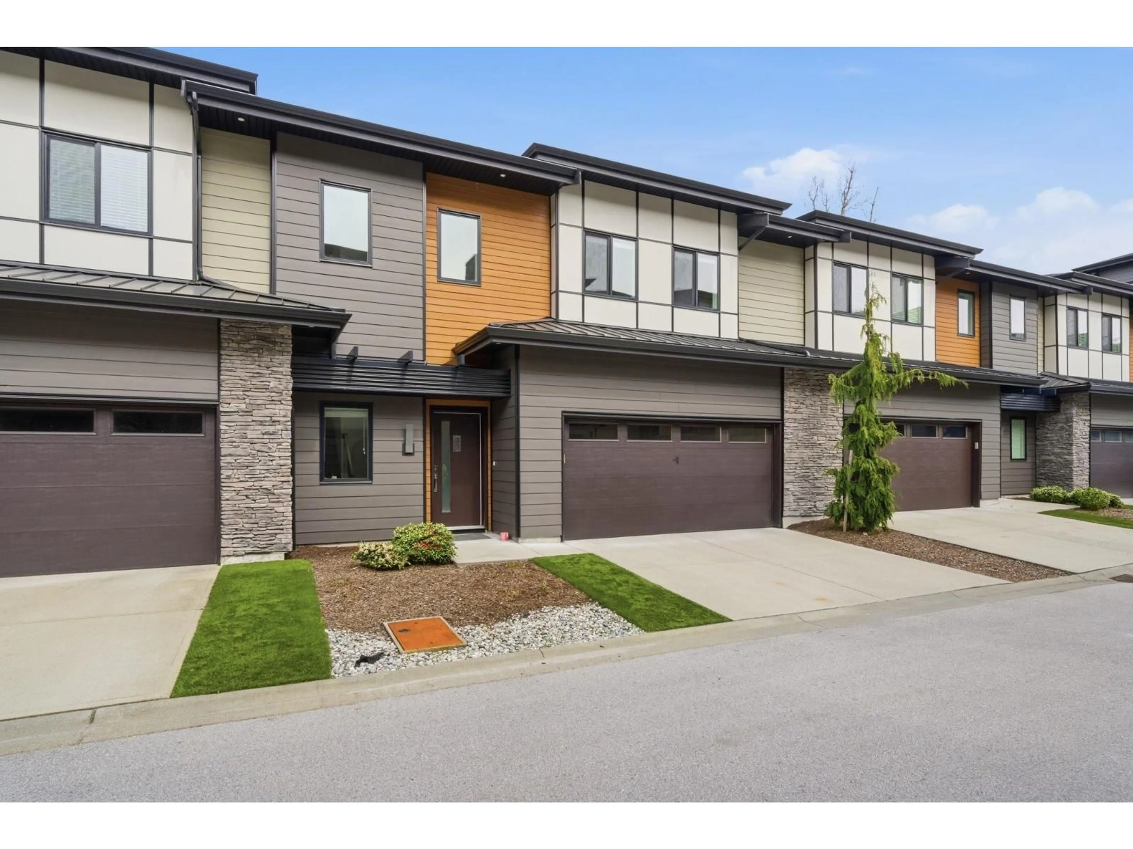 Home with brick exterior material, street for 32 - 33209 CHERRY AVENUE, Mission British Columbia V2V0G8
