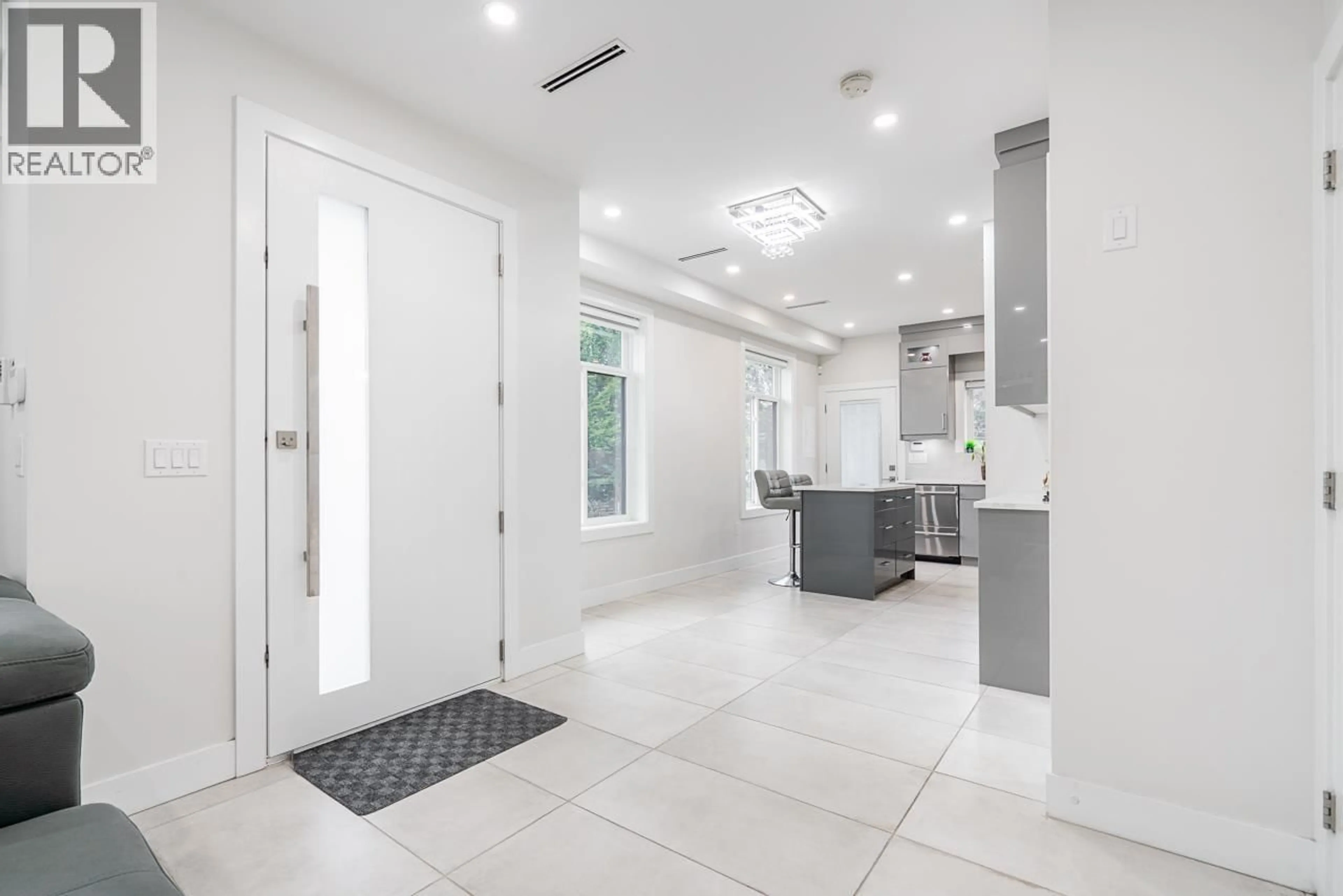 Indoor entryway for 6370 ROSS STREET, Vancouver British Columbia V5W3L9