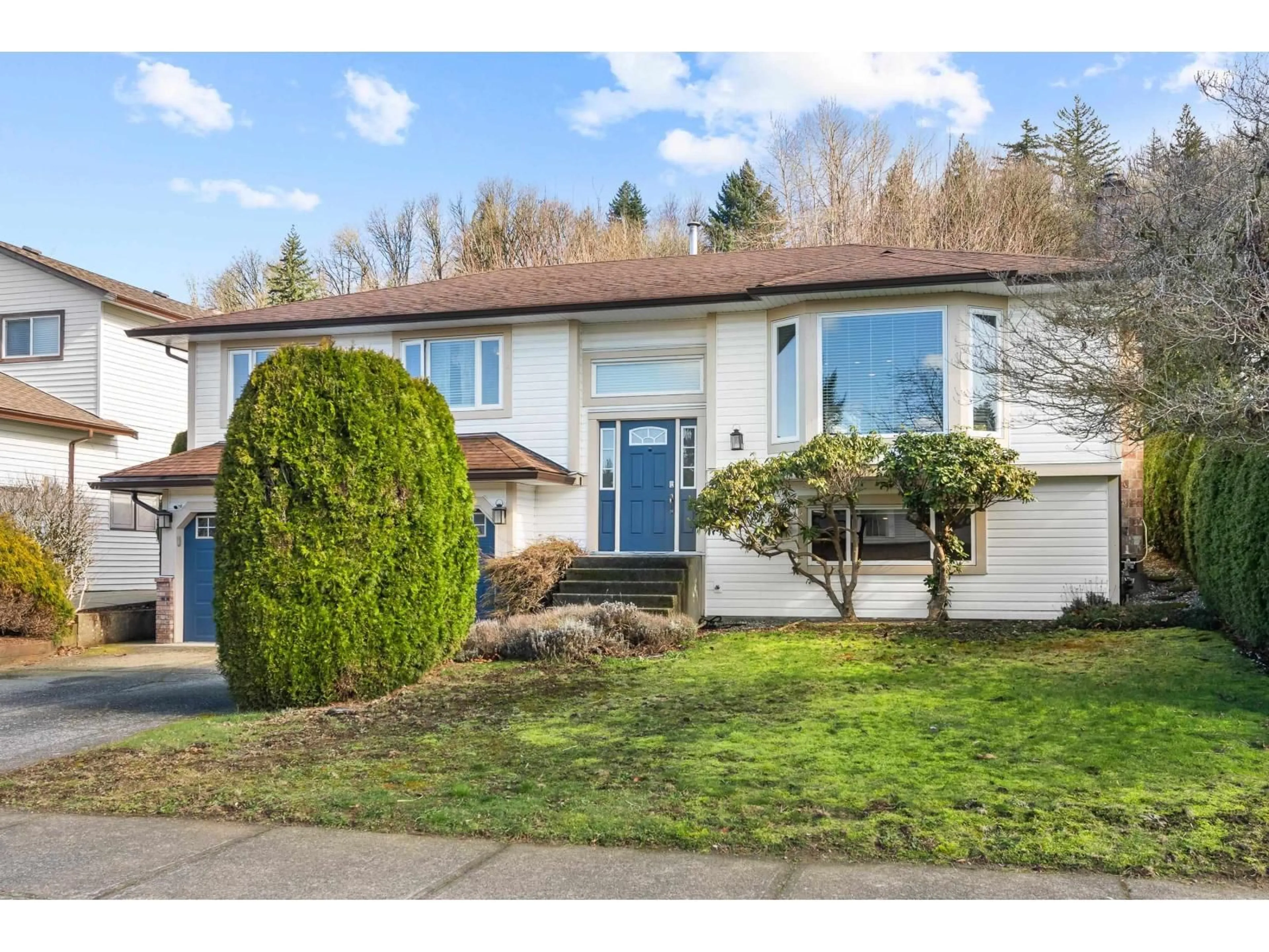 Home with vinyl exterior material, street for 2914 GLENSHIEL DRIVE, Abbotsford British Columbia V3G1G8