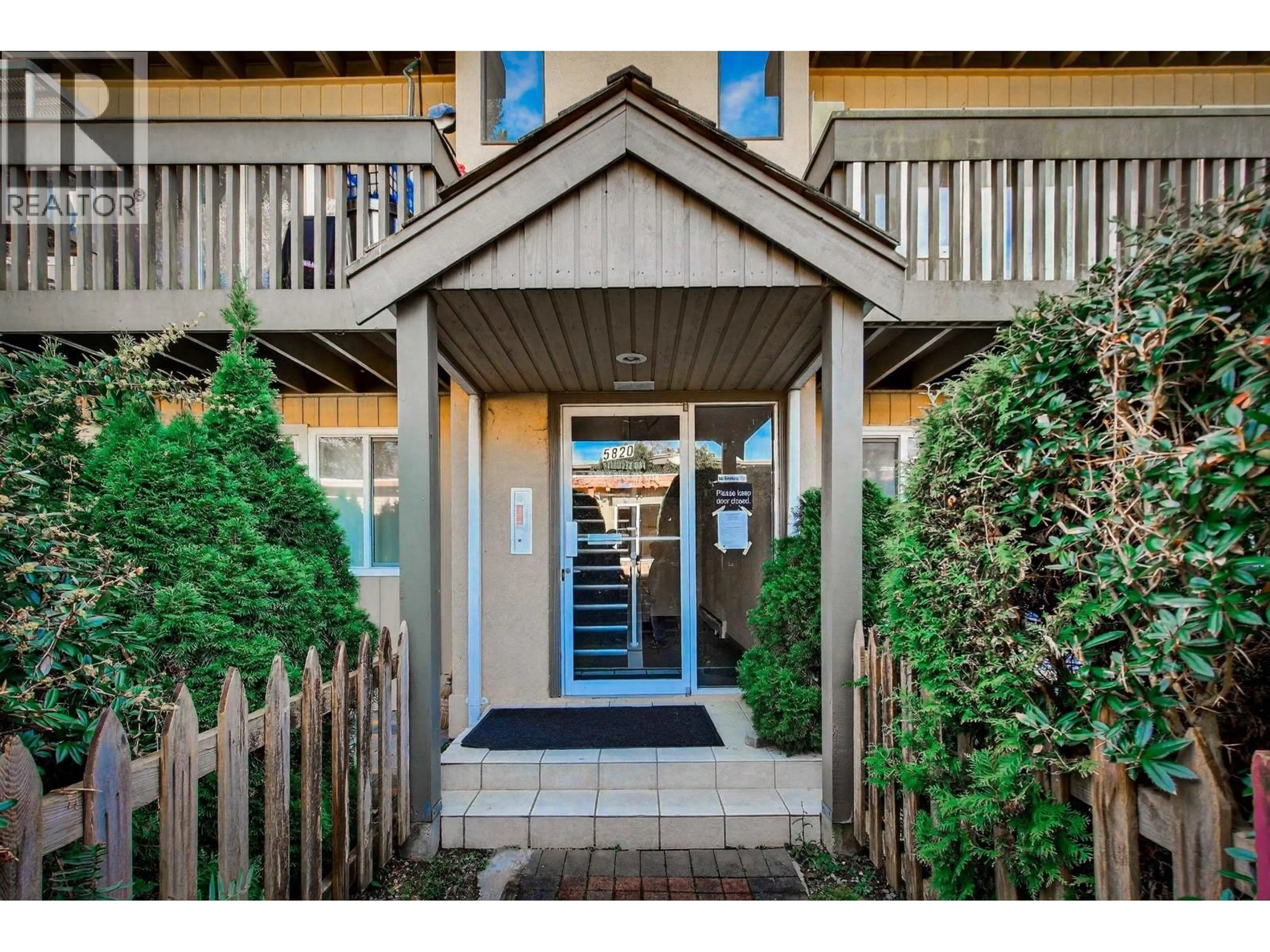 Indoor entryway for 91 - 5820 HASTINGS STREET, Burnaby British Columbia V5B1R6