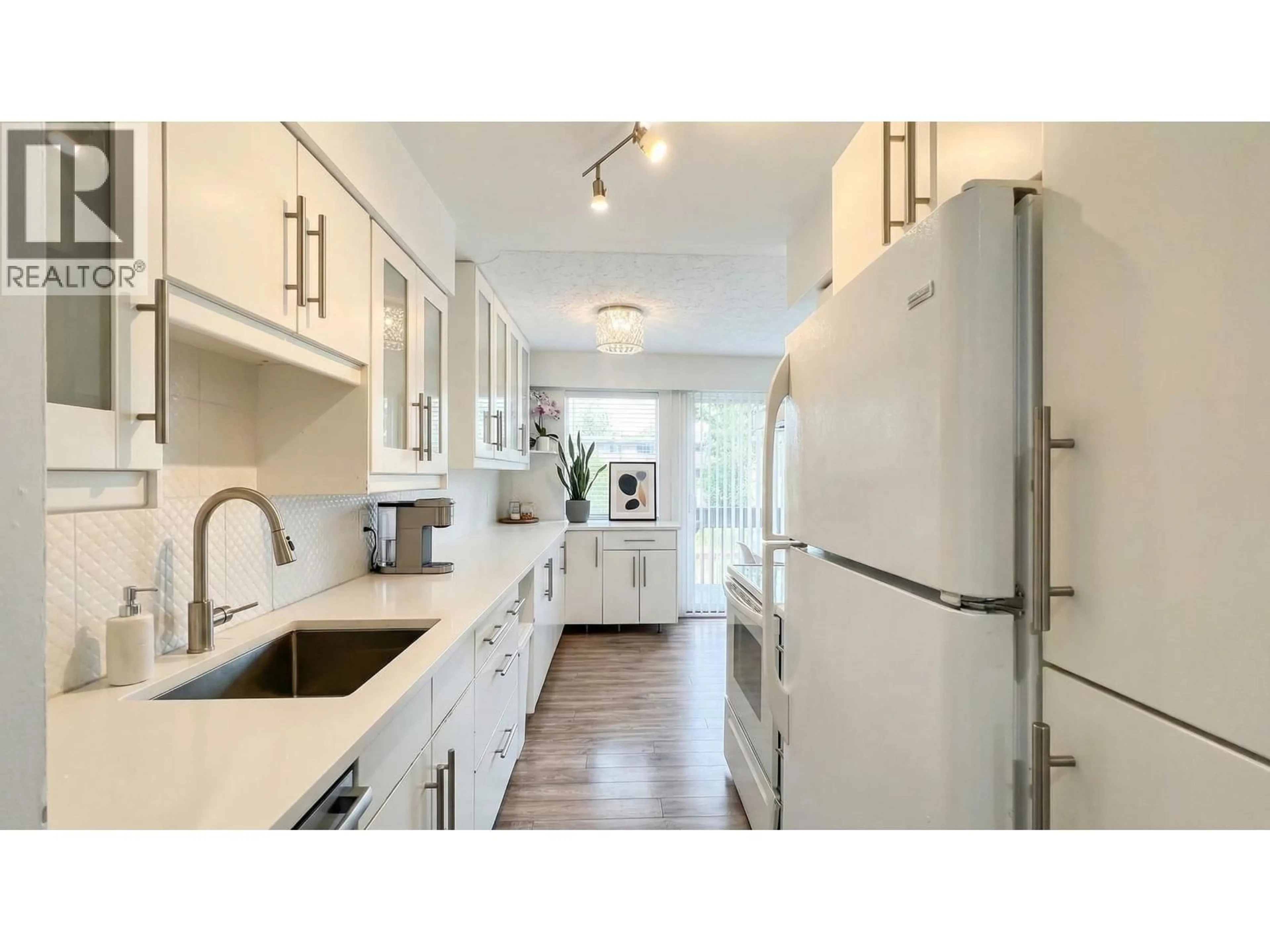 Open concept kitchen, unknown for 91 - 5820 HASTINGS STREET, Burnaby British Columbia V5B1R6