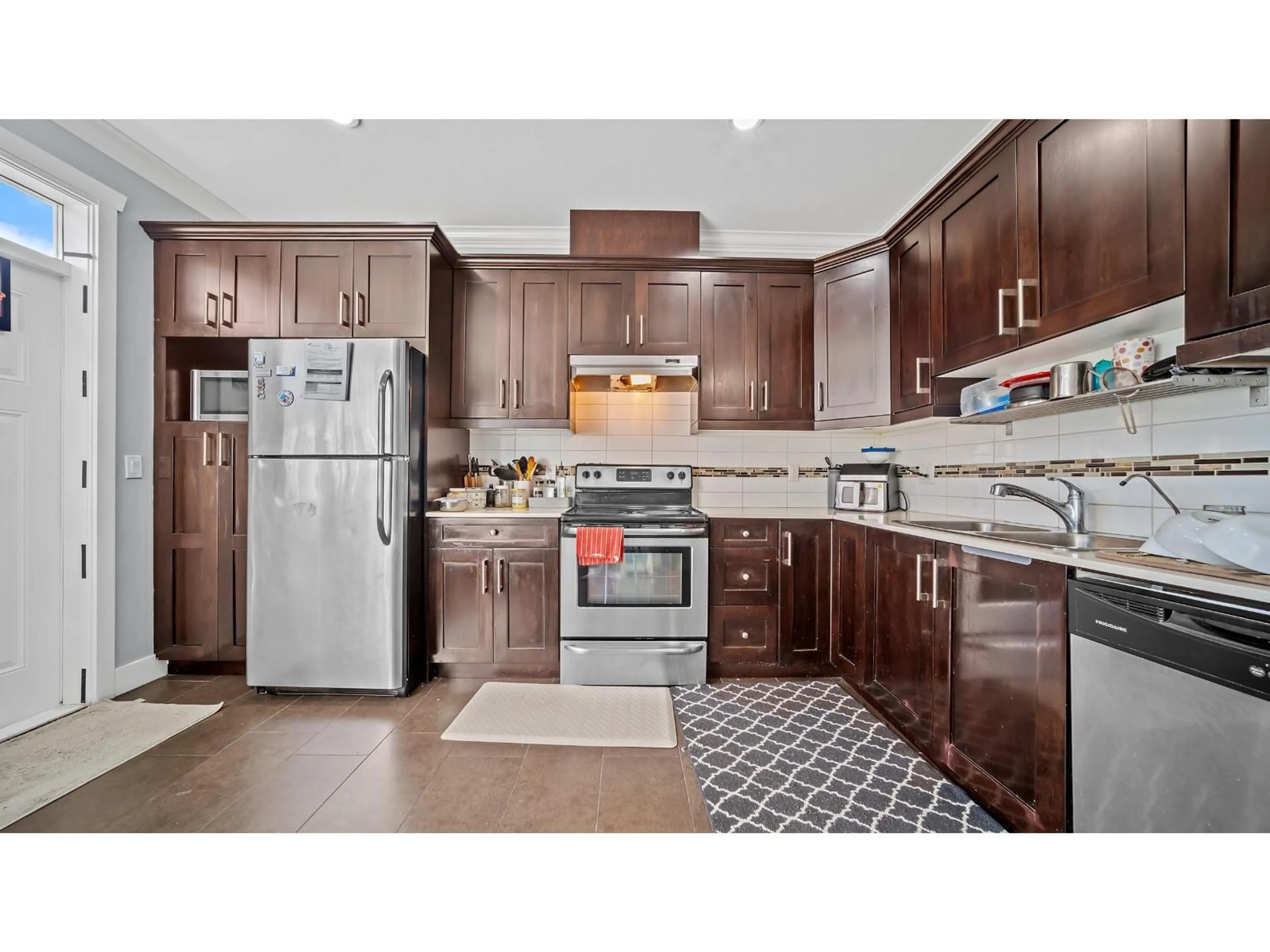 Standard kitchen, unknown for 40 - 15399 GUILDFORD DRIVE, Surrey British Columbia V3R7C6