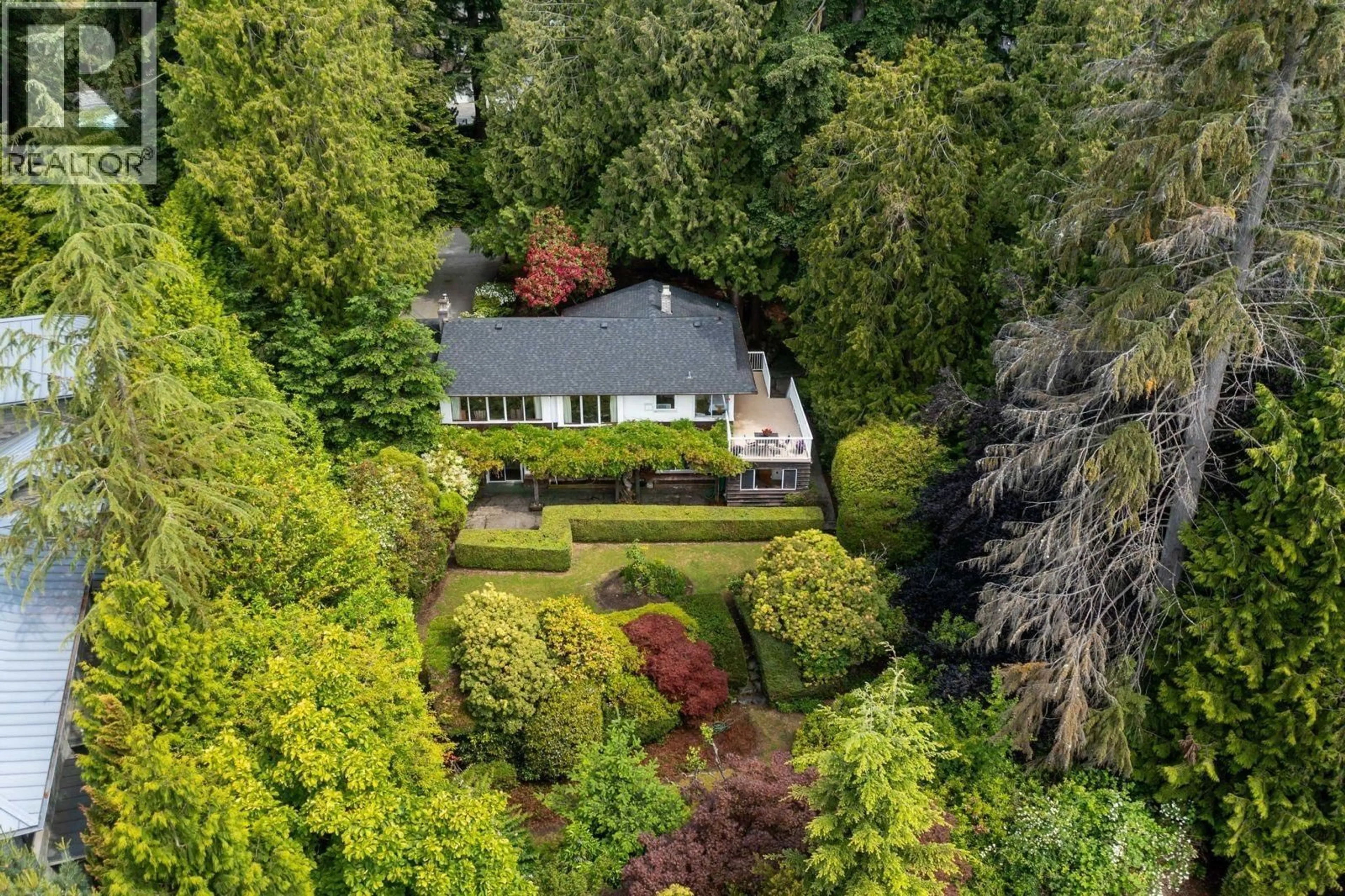 A pic from outside/outdoor area/front of a property/back of a property/a pic from drone, unknown for 2912 ROSEBERY AVENUE, West Vancouver British Columbia V7V3A6