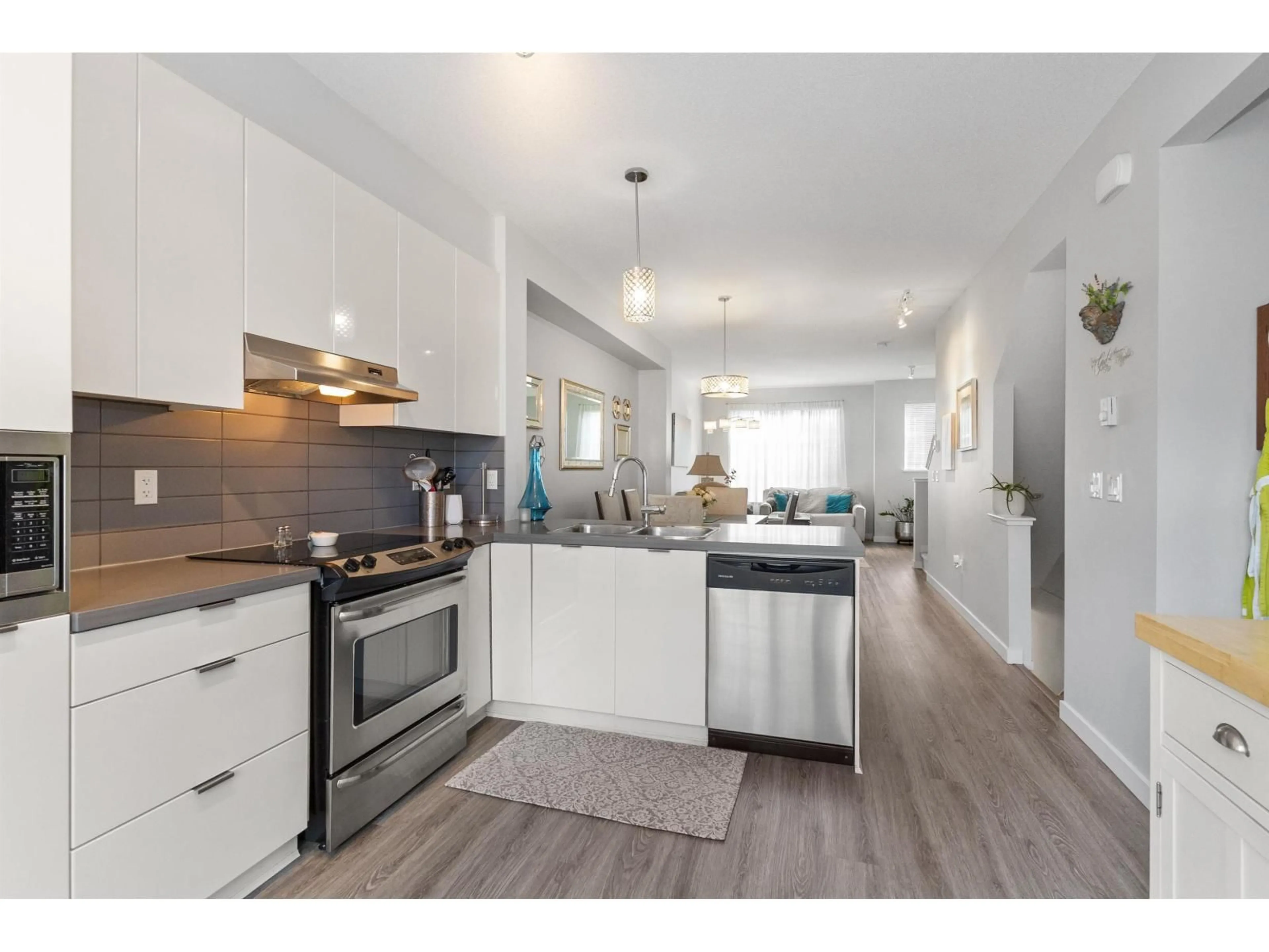 Open concept kitchen, wood/laminate floor for 101 - 30989 WESTRIDGE PLACE, Abbotsford British Columbia V2T0E7