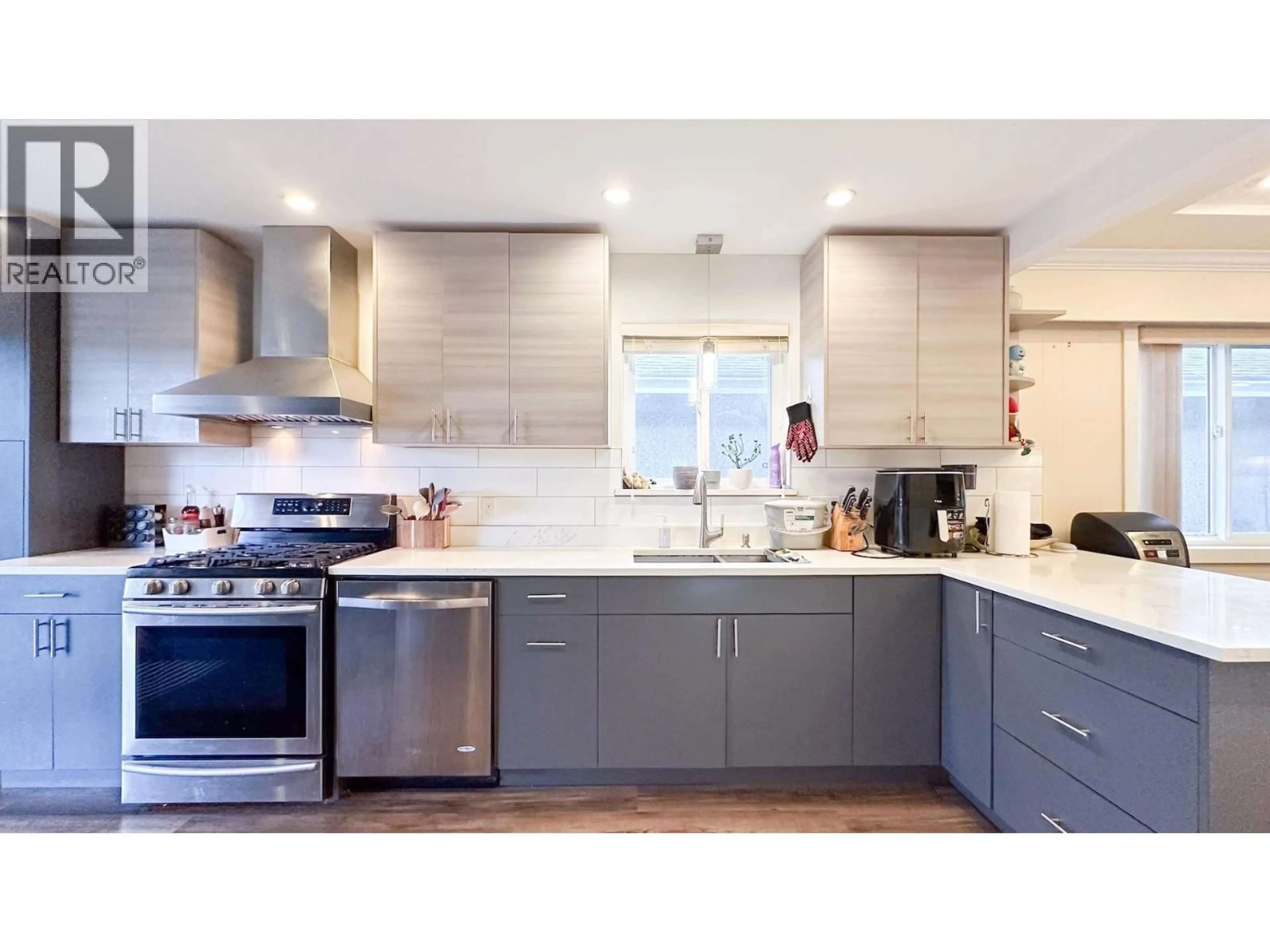 Contemporary kitchen, unknown for 56 WARWICK AVENUE, Burnaby British Columbia V5B3X3