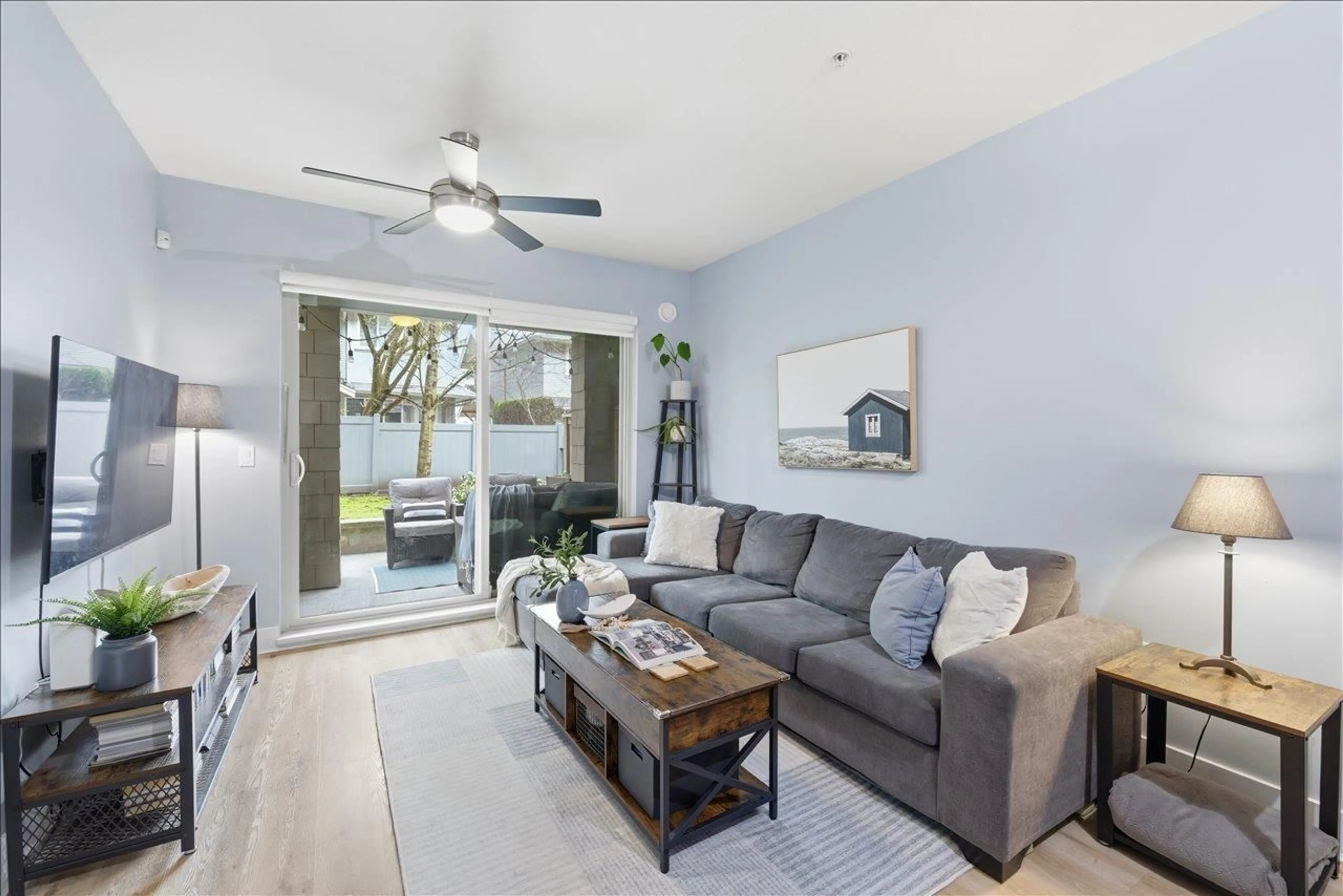 Living room with furniture, wood/laminate floor for 121 - 6688 120 STREET, Surrey British Columbia V3W1T8