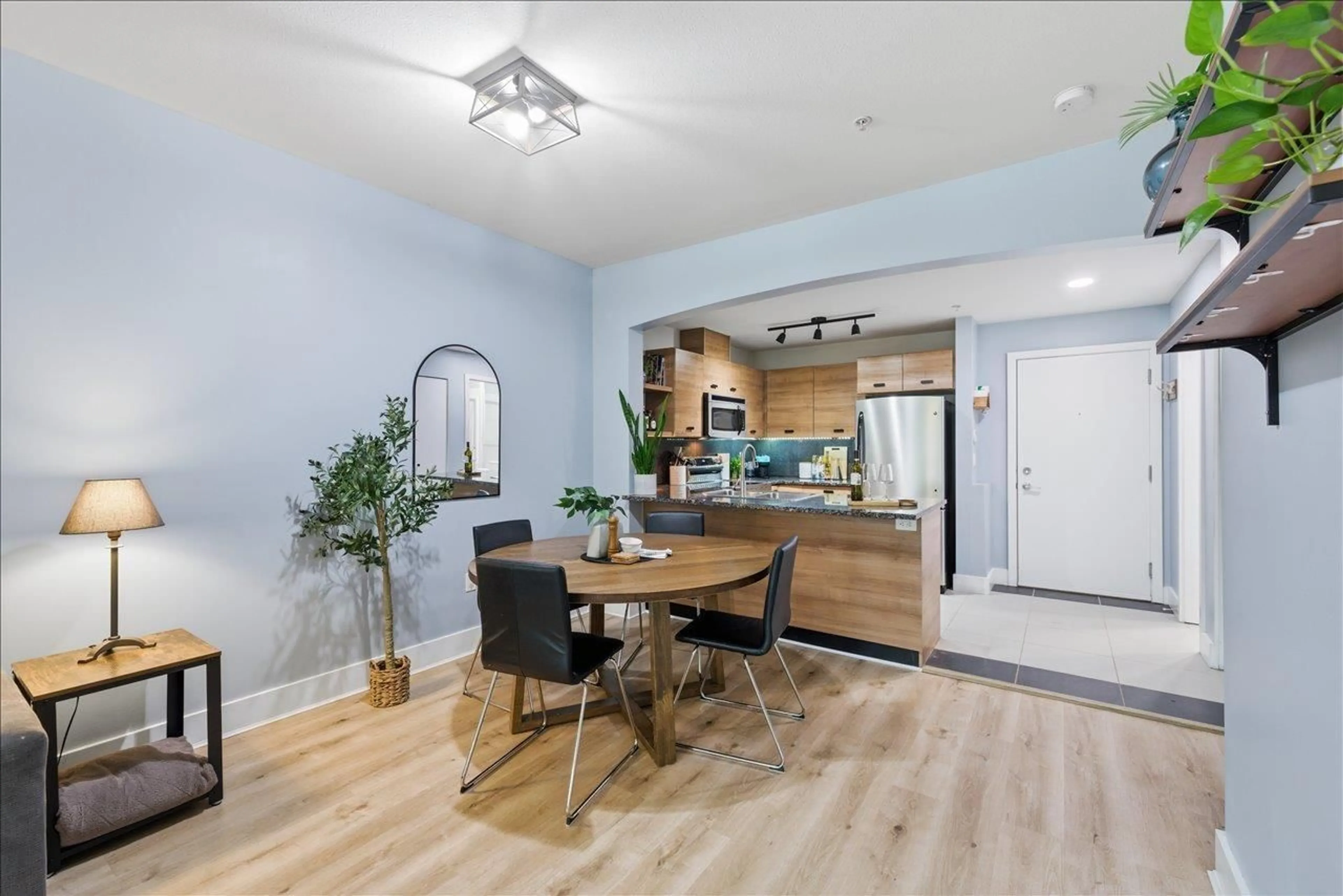 Open concept kitchen, wood/laminate floor for 121 - 6688 120 STREET, Surrey British Columbia V3W1T8