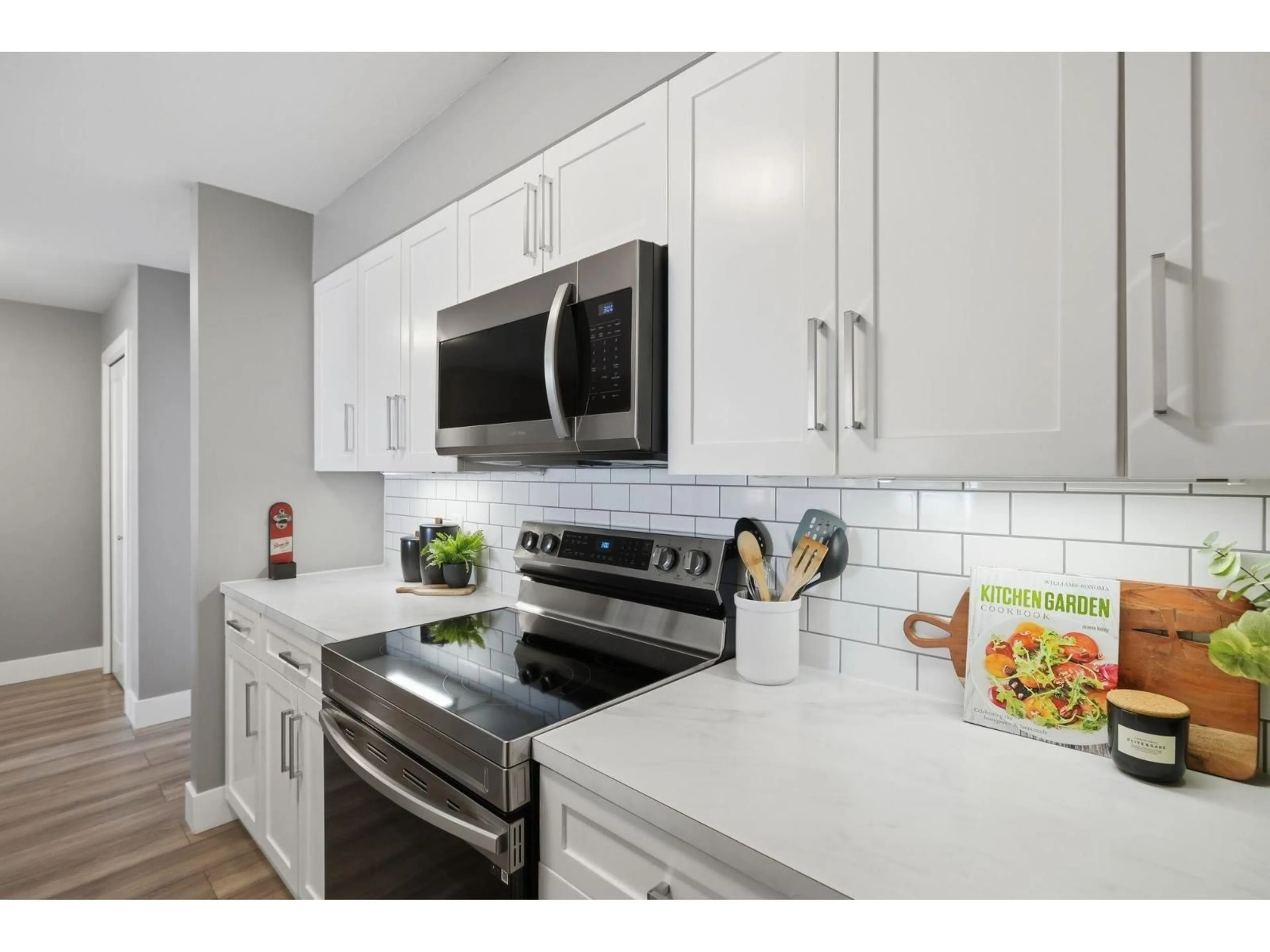 Open concept kitchen, ceramic/tile floor for 212 - 33960 OLD YALE ROAD, Abbotsford British Columbia V2S2J9