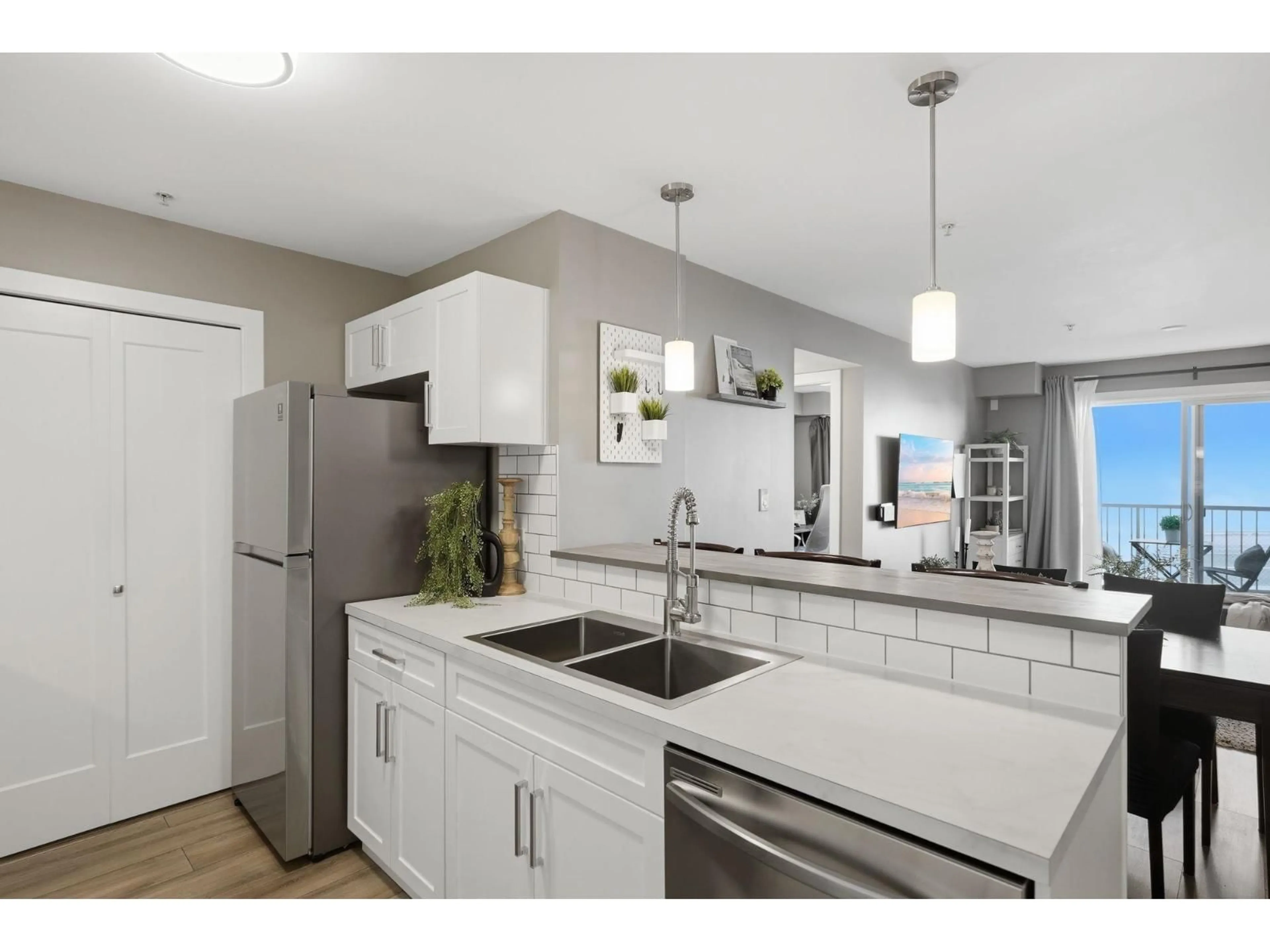 Open concept kitchen, ceramic/tile floor for 212 - 33960 OLD YALE ROAD, Abbotsford British Columbia V2S2J9