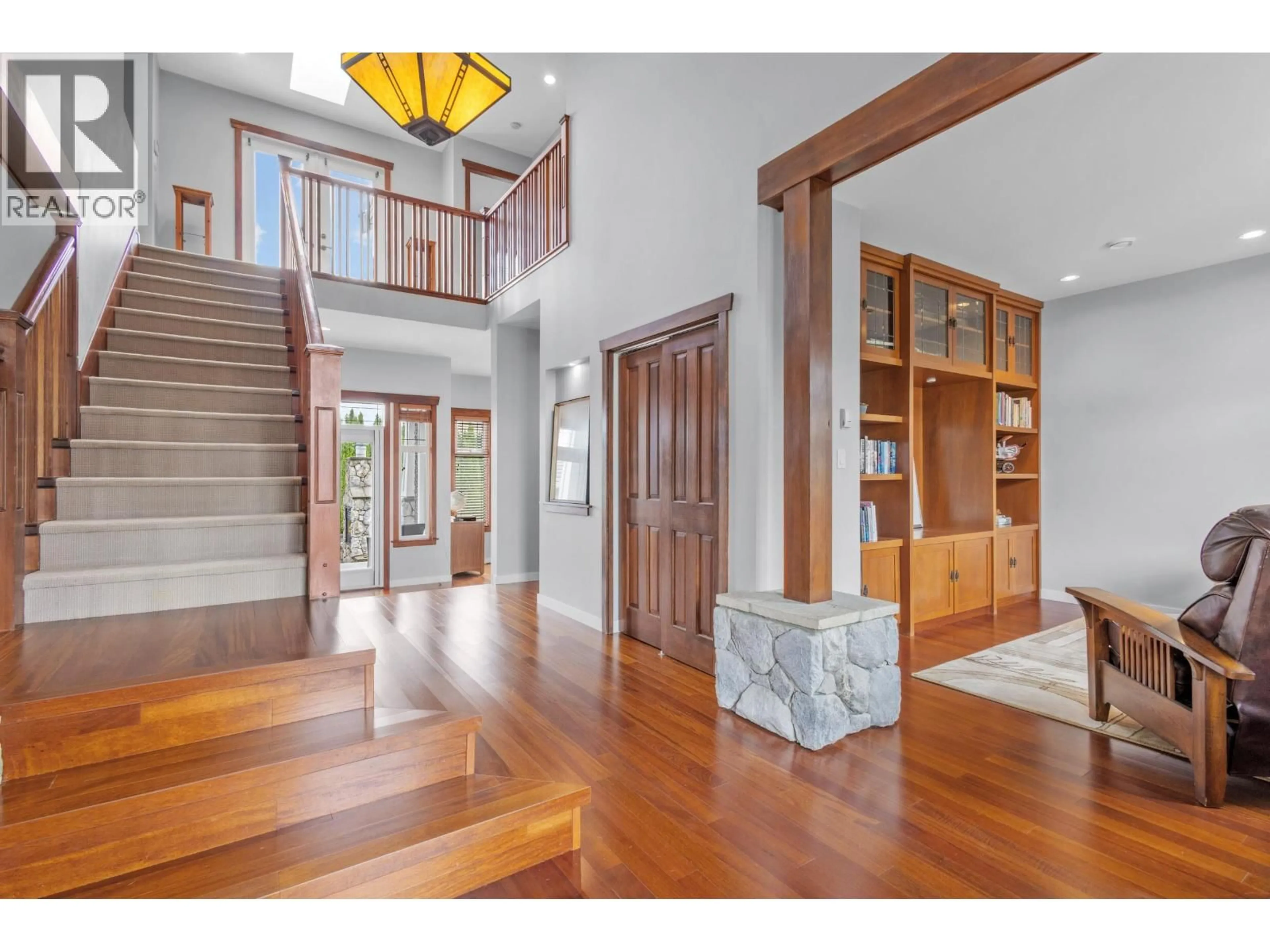 Indoor entryway for 186 MACDONALD AVENUE, Burnaby British Columbia V5C4M5