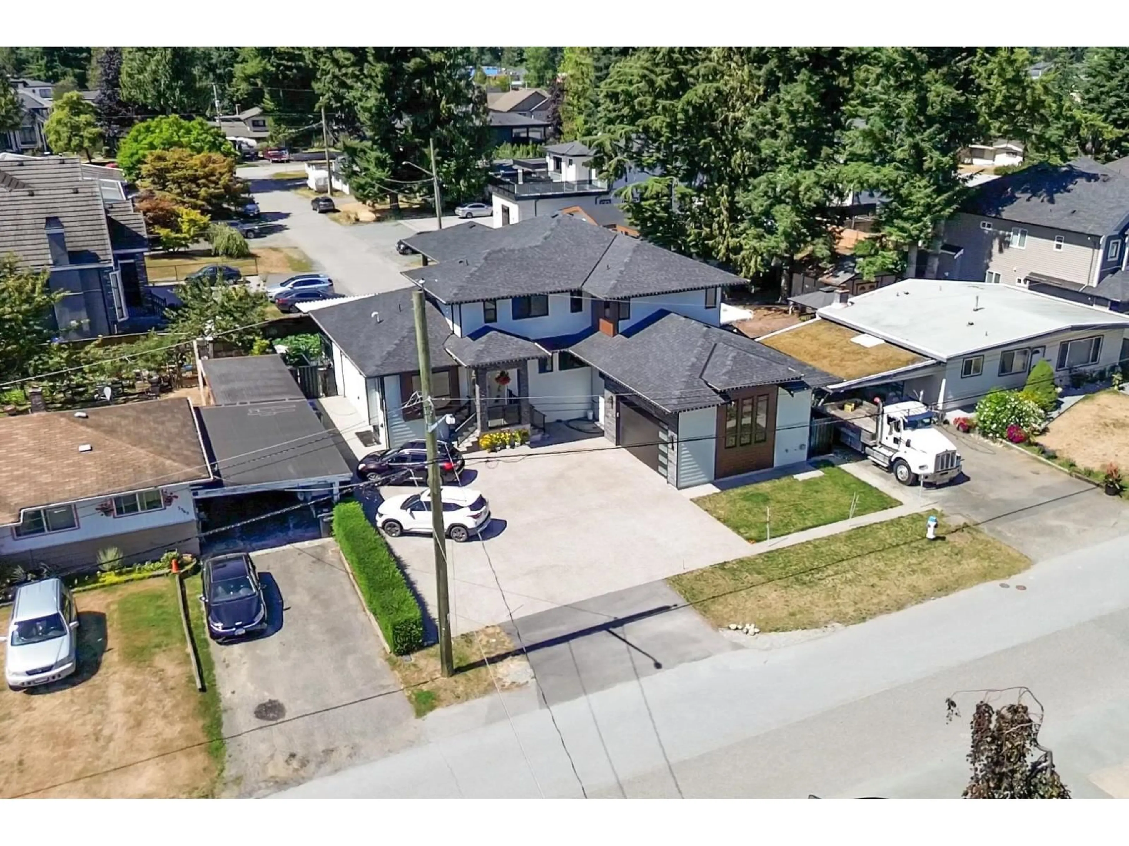 A pic from outside/outdoor area/front of a property/back of a property/a pic from drone, street for 2357 ALDER STREET, Abbotsford British Columbia V2T2N6