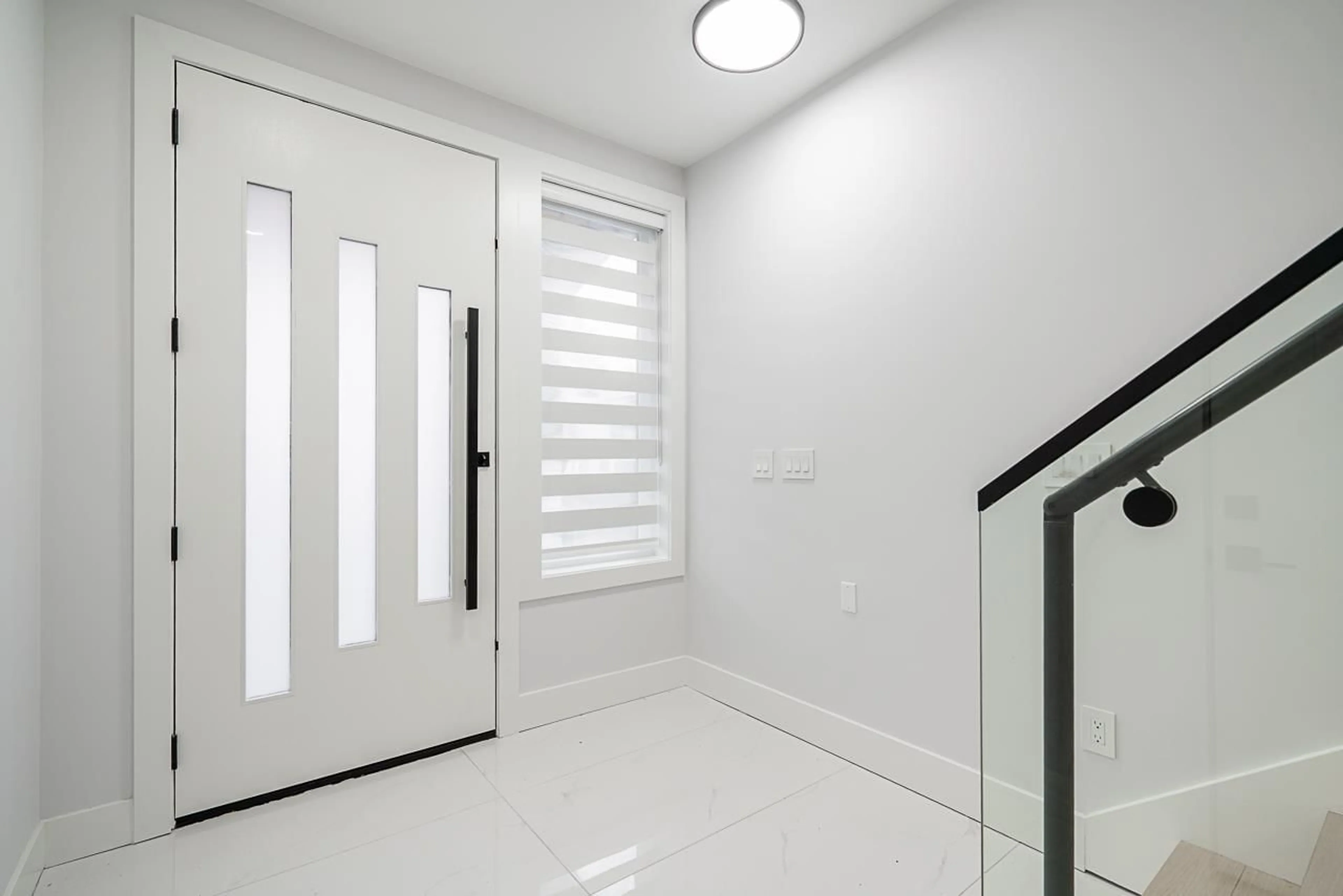 Indoor foyer for 101 - 16649 18A AVENUE, Surrey British Columbia V3Z9X5