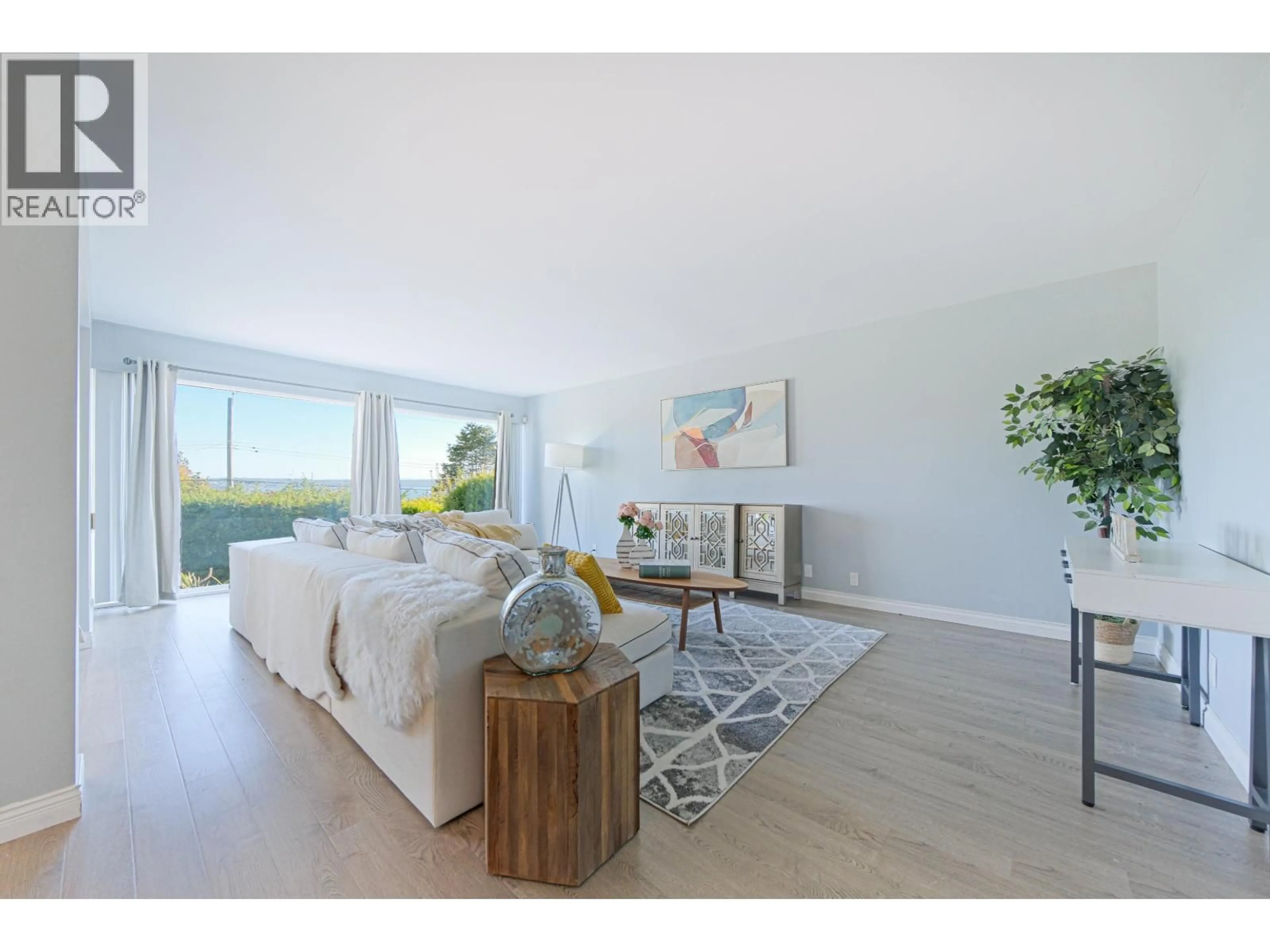 Living room with furniture, wood/laminate floor for 2365 QUEENS AVENUE, West Vancouver British Columbia V7V2Y7