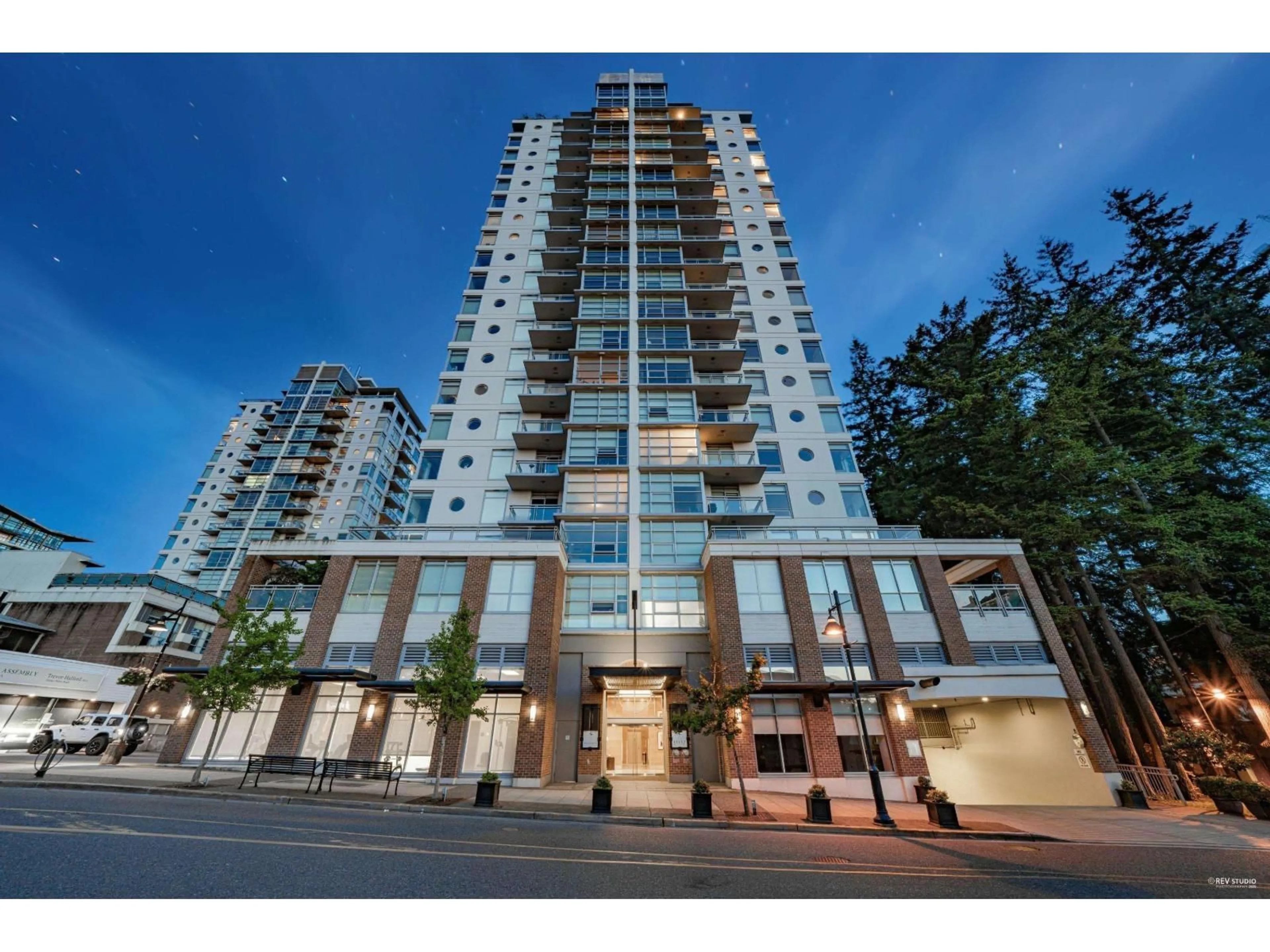 Indoor foyer for 1905 - 15152 RUSSELL AVENUE, White Rock British Columbia V4B0A3