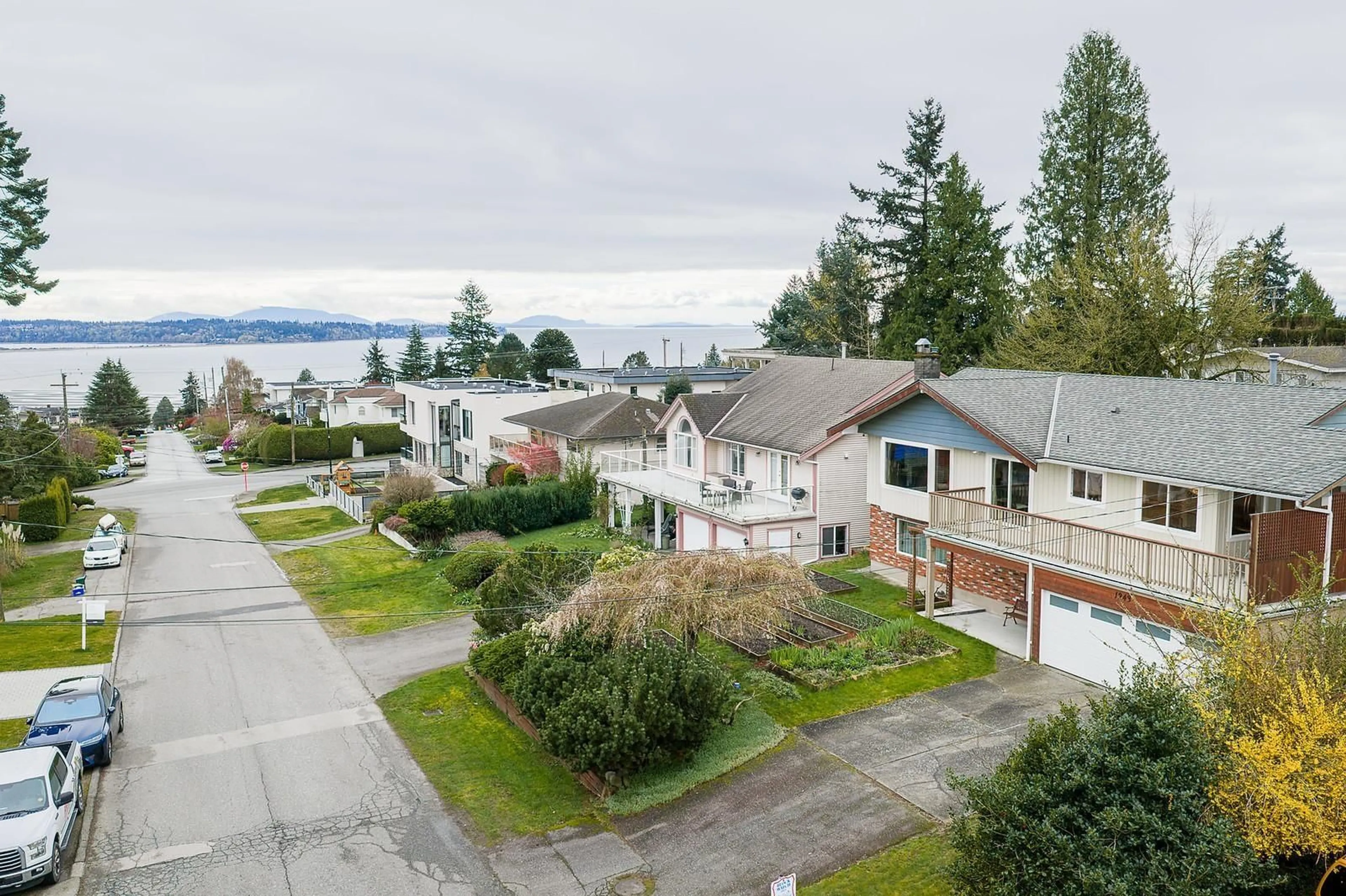 A pic from outside/outdoor area/front of a property/back of a property/a pic from drone, water/lake/river/ocean view for 1243 PARKER STREET, White Rock British Columbia V4B4S2