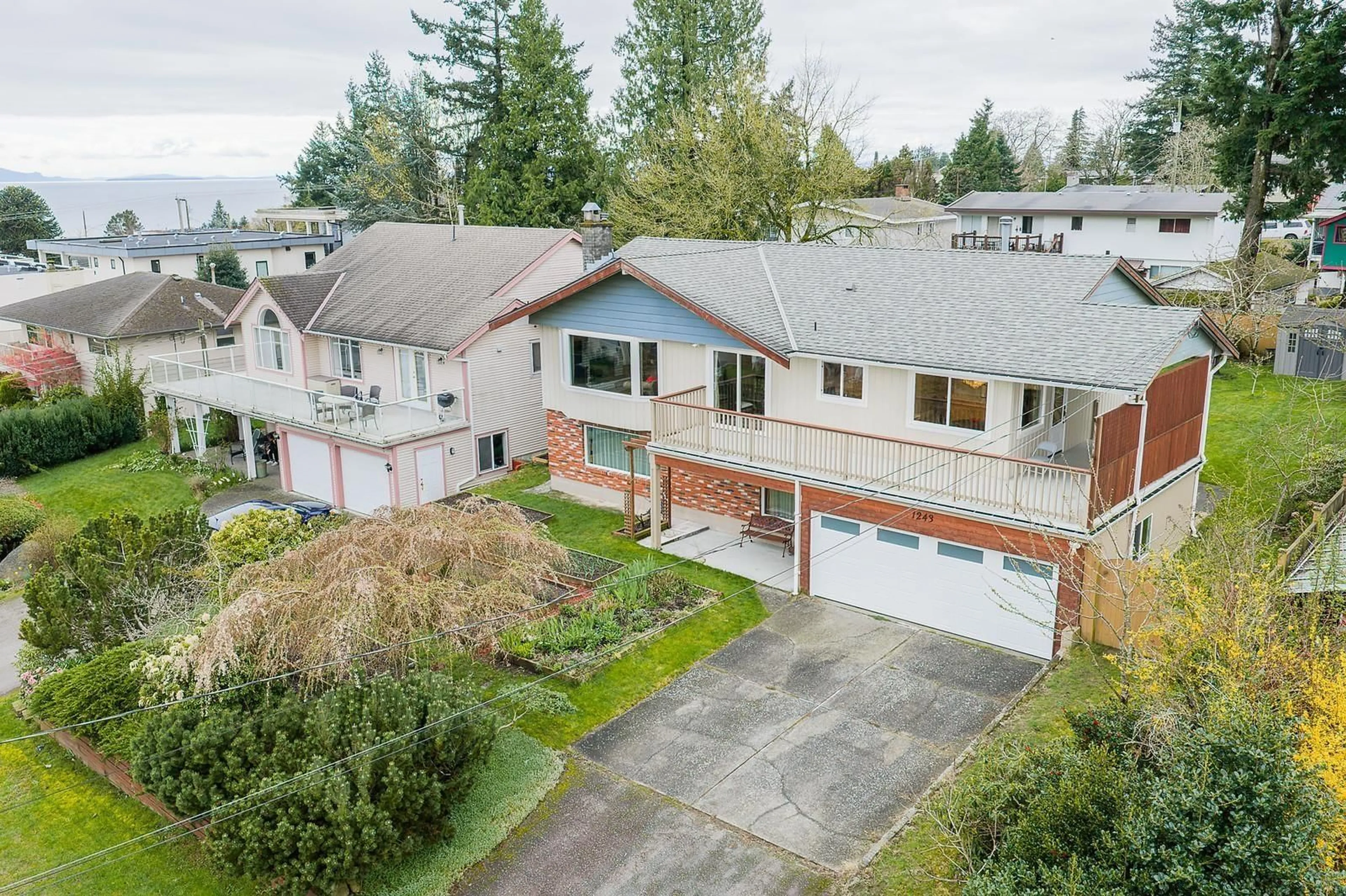 A pic from outside/outdoor area/front of a property/back of a property/a pic from drone, street for 1243 PARKER STREET, White Rock British Columbia V4B4S2