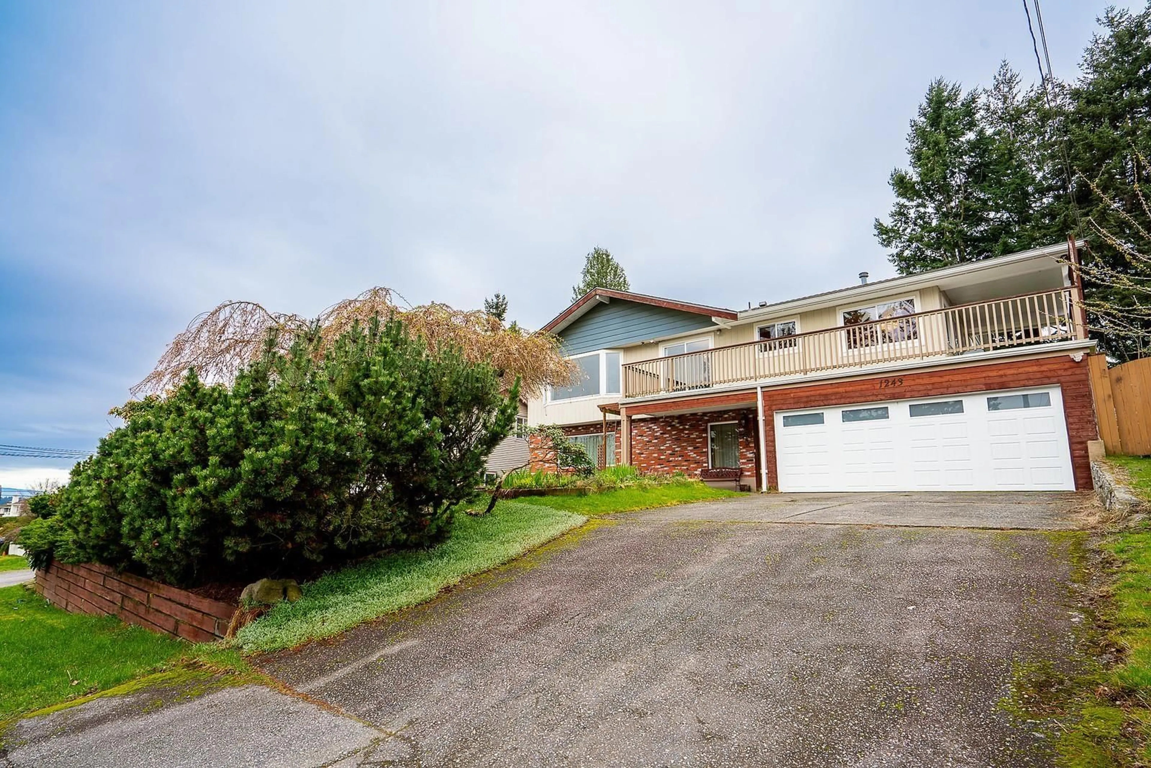 A pic from outside/outdoor area/front of a property/back of a property/a pic from drone, mountain view for 1243 PARKER STREET, White Rock British Columbia V4B4S2