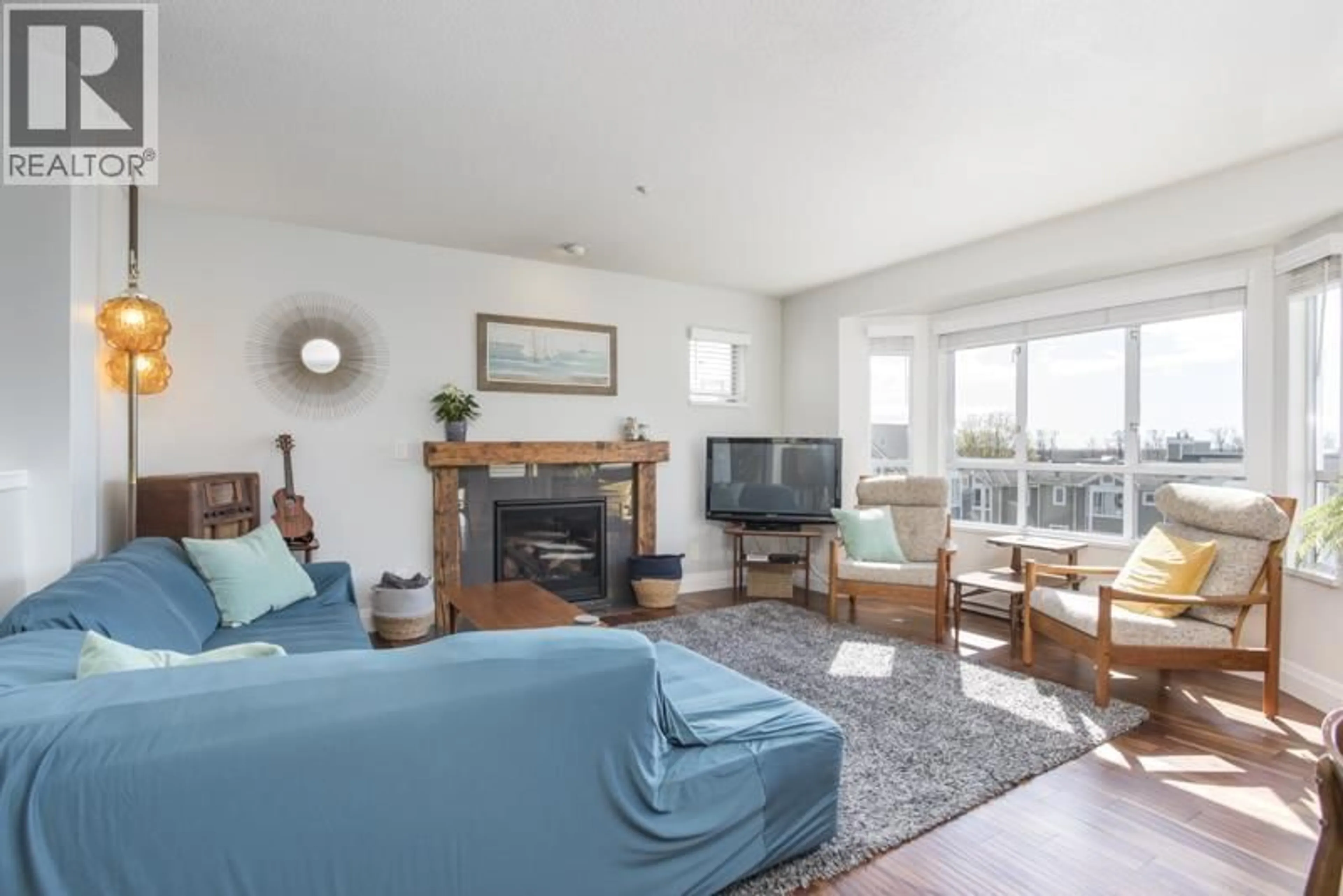 Living room with furniture, wood/laminate floor for 22 - 2656 MORNINGSTAR CRESCENT, Vancouver British Columbia V5S4P4
