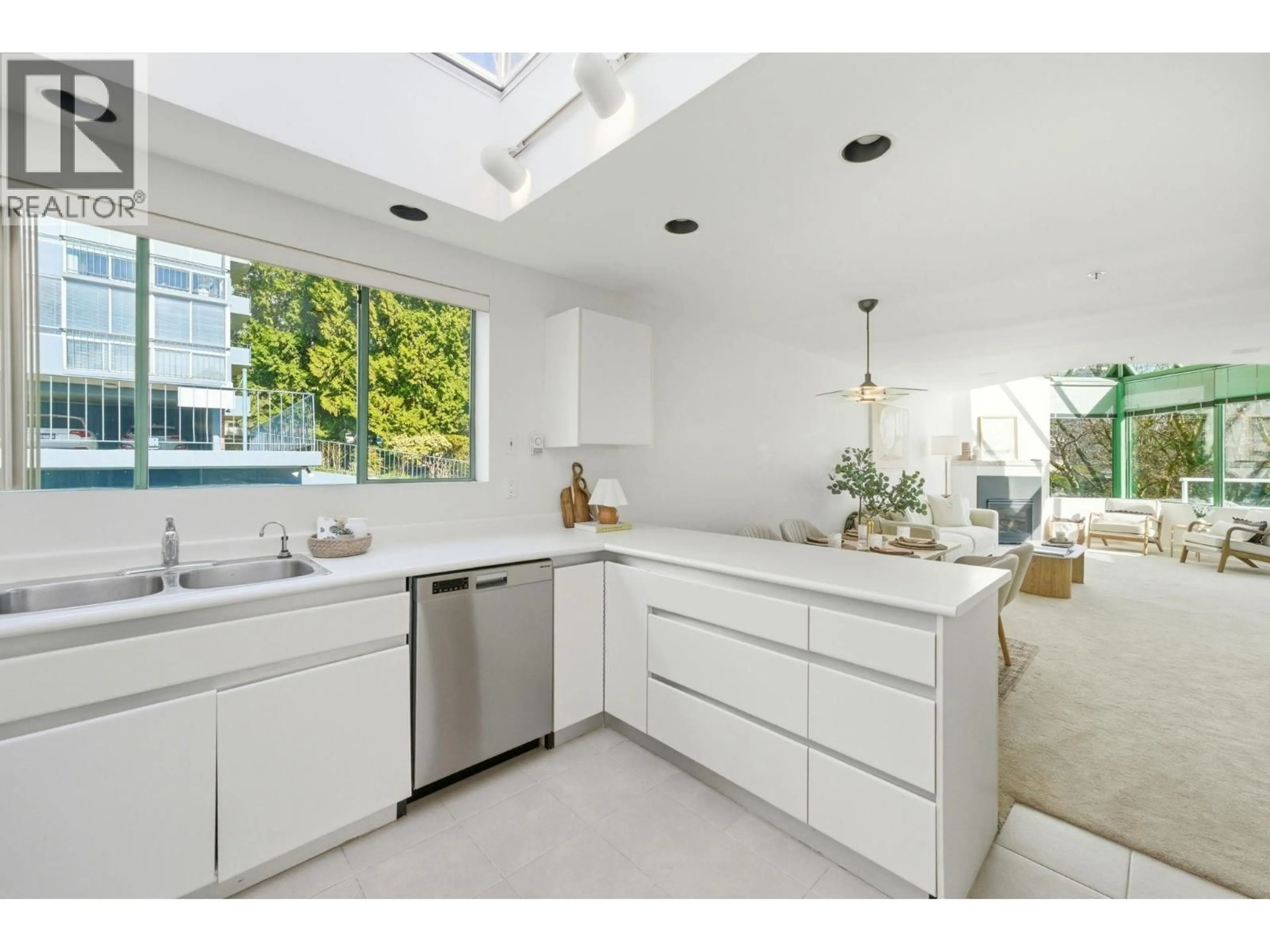 Unknown for 205 - 565 17TH STREET, West Vancouver British Columbia V7V3S9