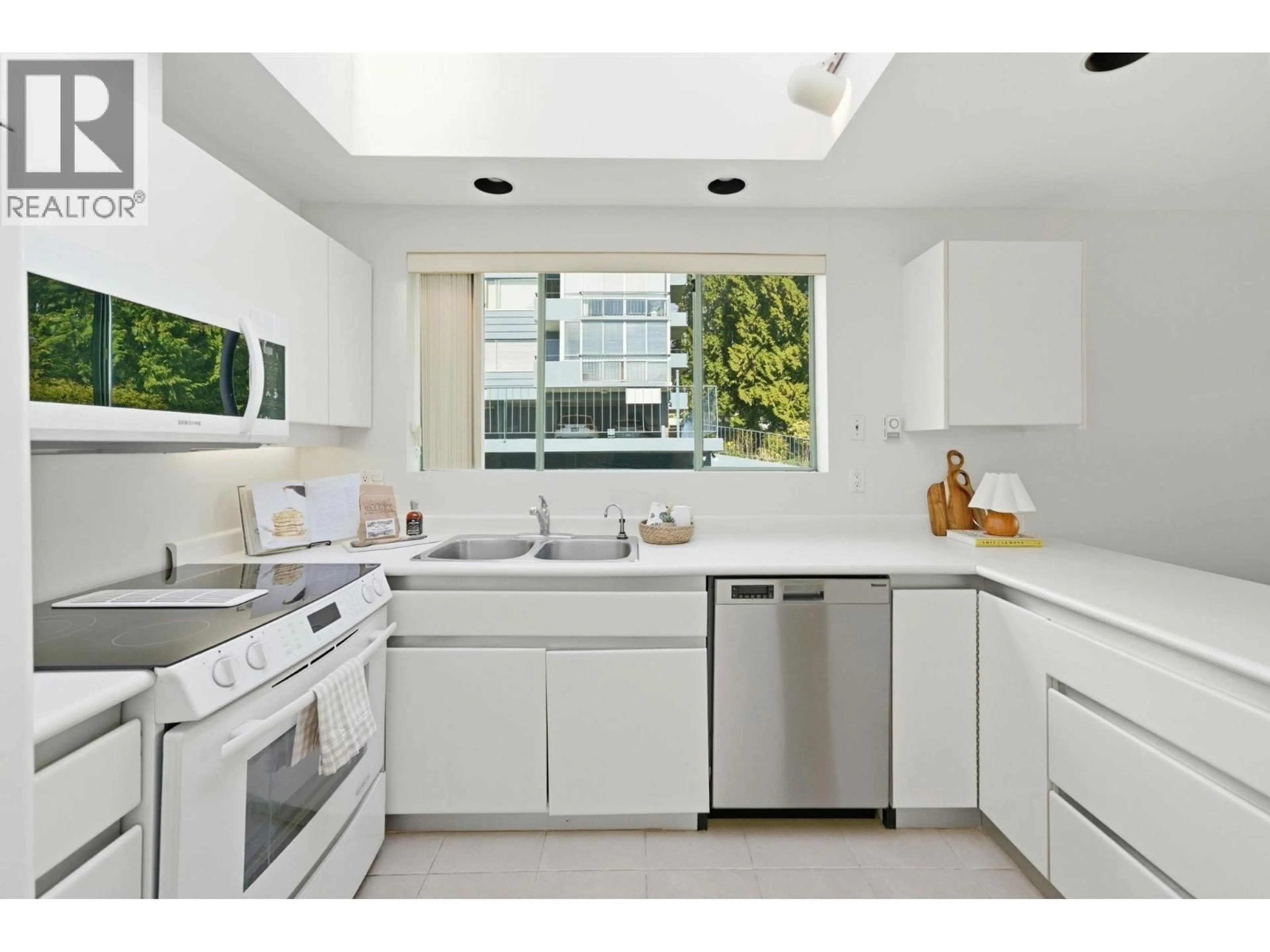 Unknown for 205 - 565 17TH STREET, West Vancouver British Columbia V7V3S9