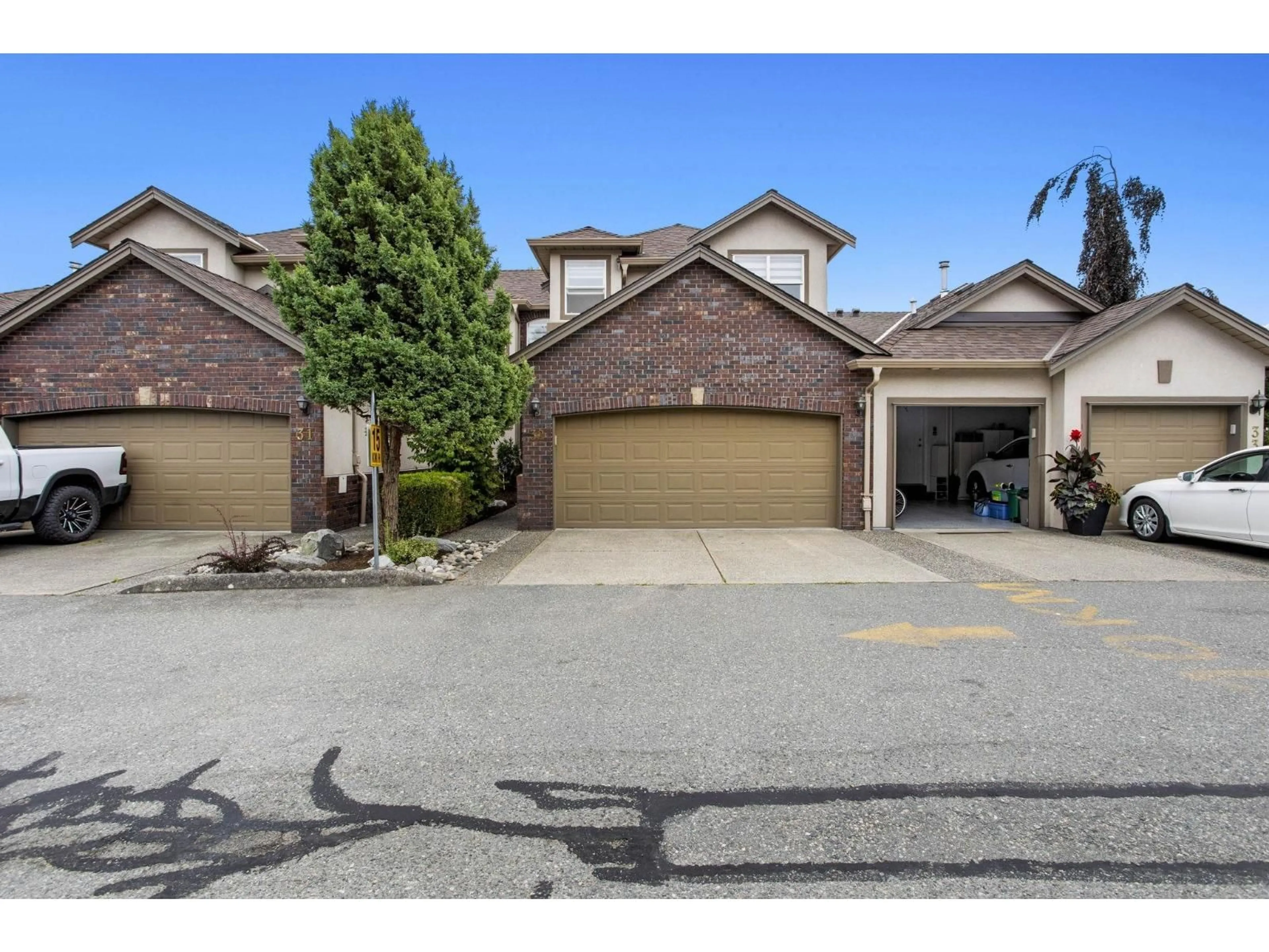 A pic from outside/outdoor area/front of a property/back of a property/a pic from drone, street for 32 - 2525 YALE COURT, Abbotsford British Columbia V2S8G9