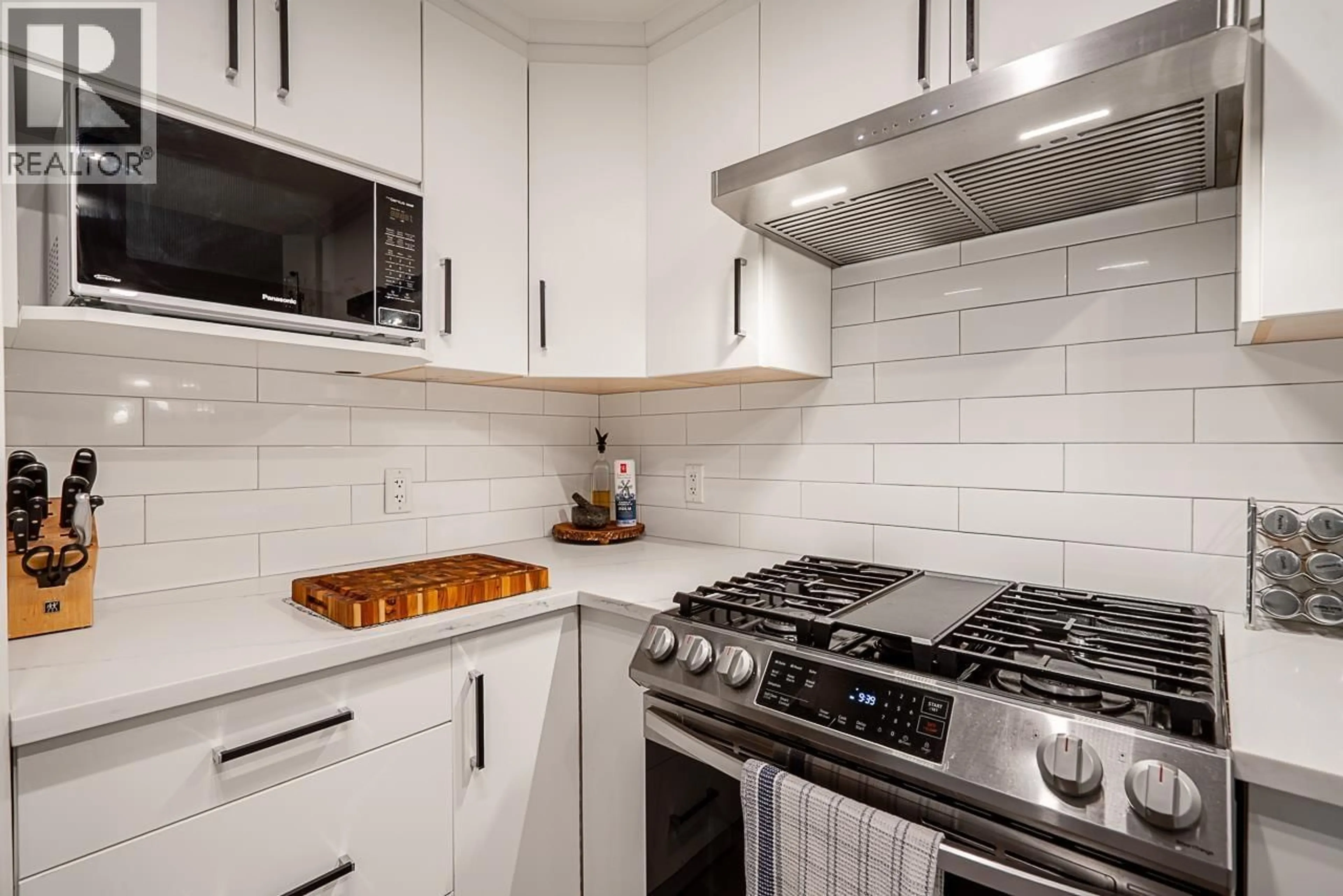 Contemporary kitchen, ceramic/tile floor for 2903 - 2289 YUKON CRESCENT, Burnaby British Columbia V5C0B2