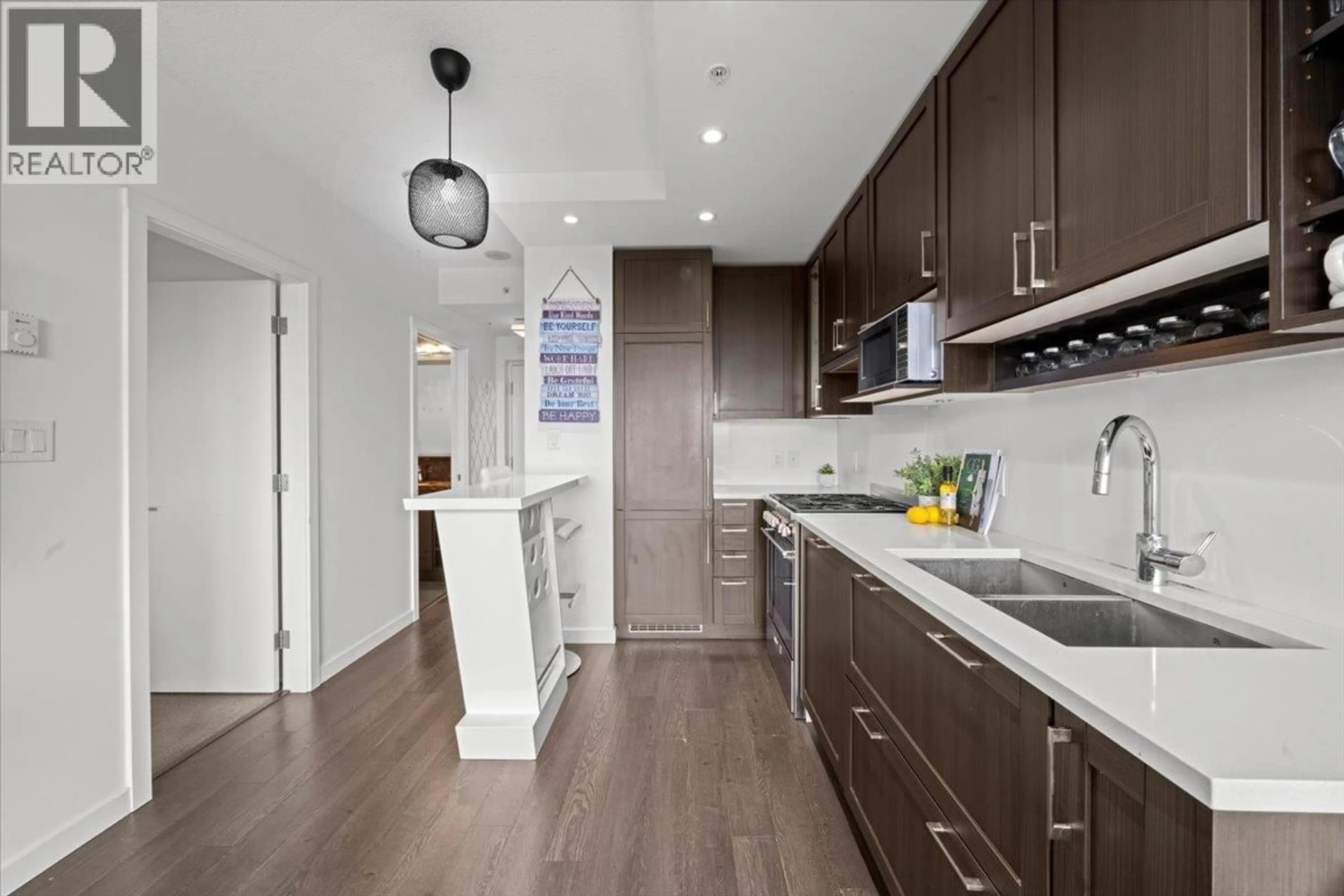 Contemporary kitchen, unknown for 3006 - 5515 BOUNDARY ROAD, Vancouver British Columbia V5R0E3