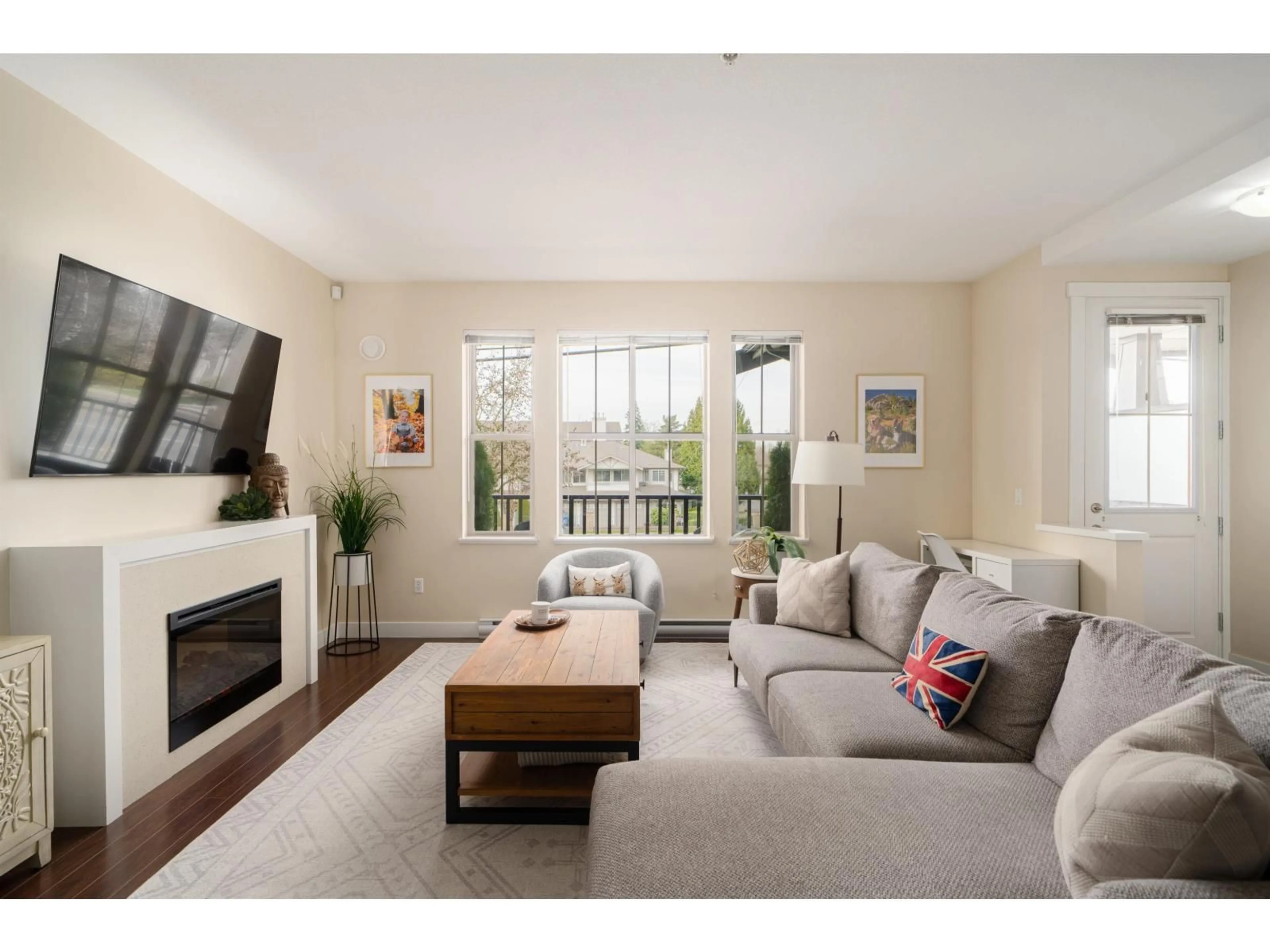 Living room with furniture, wood/laminate floor for 15 - 9525 204 STREET, Langley British Columbia V1M0B9