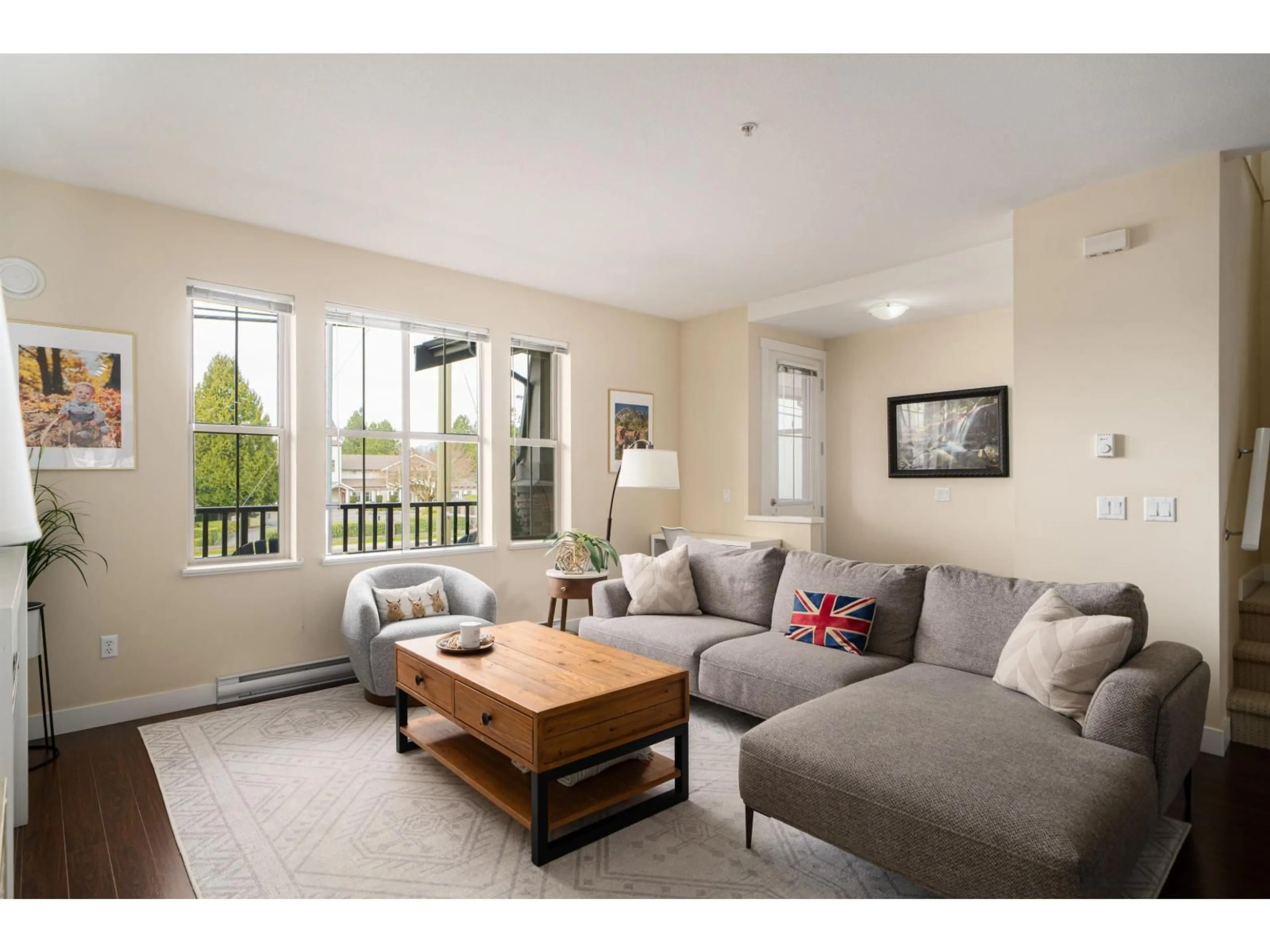 Living room with furniture, wood/laminate floor for 15 - 9525 204 STREET, Langley British Columbia V1M0B9