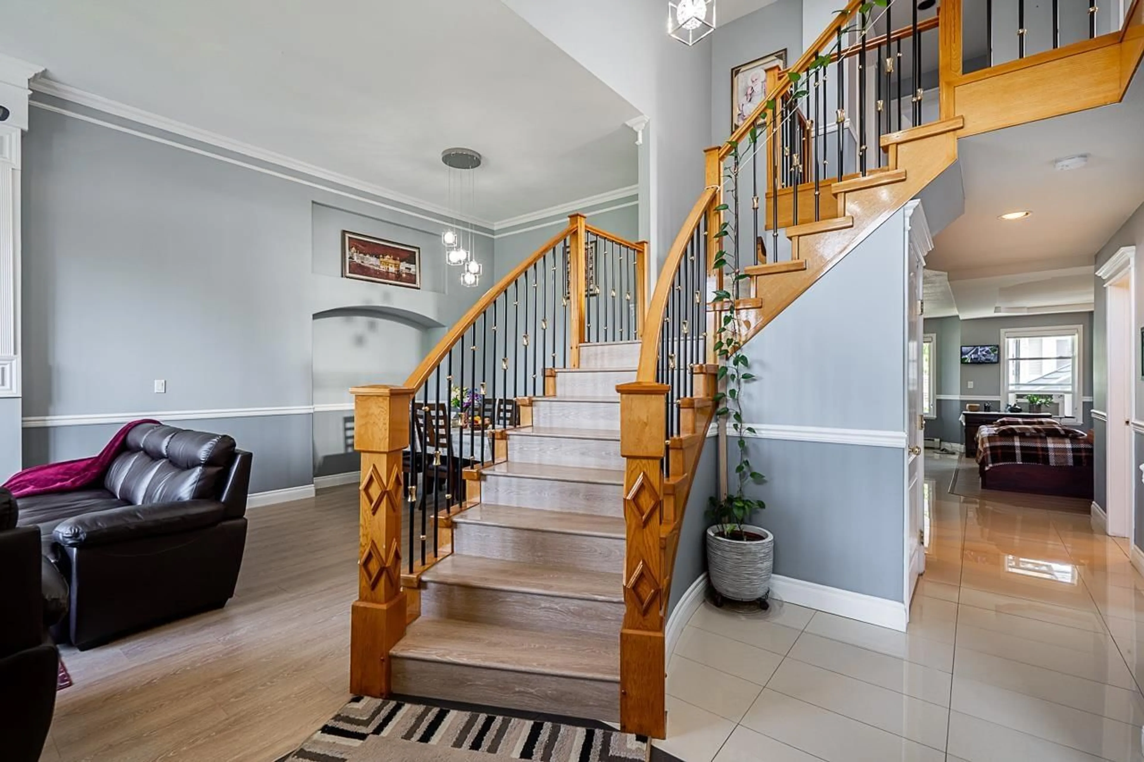 Indoor foyer for 12608 67A AVENUE, Surrey British Columbia V3W1G3
