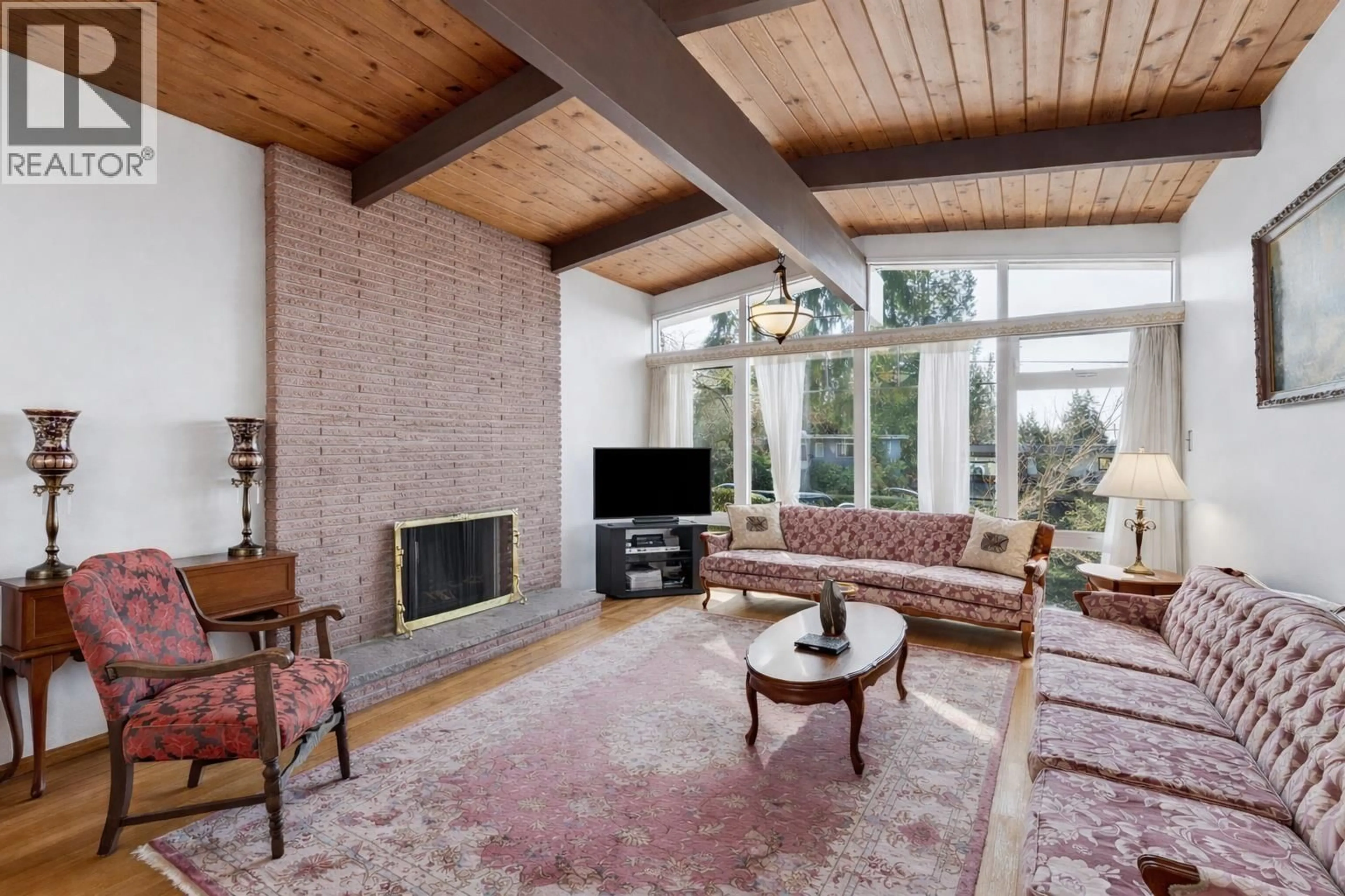 Living room with furniture, unknown for 922 CANYON BOULEVARD, North Vancouver British Columbia V7R2J8