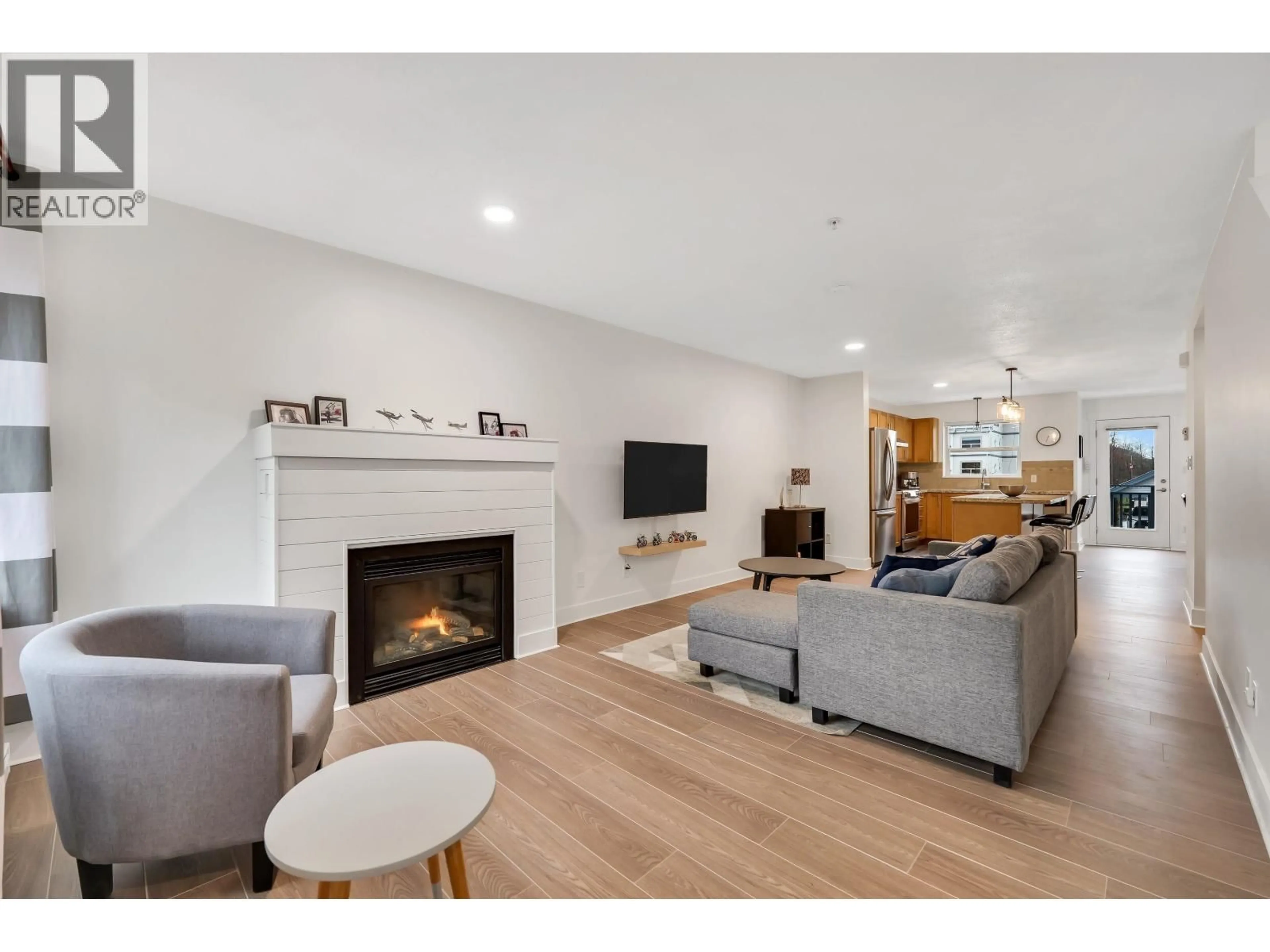 Living room with furniture, wood/laminate floor for 1212 VILLAGE GREEN WAY, Squamish British Columbia V8E0N5