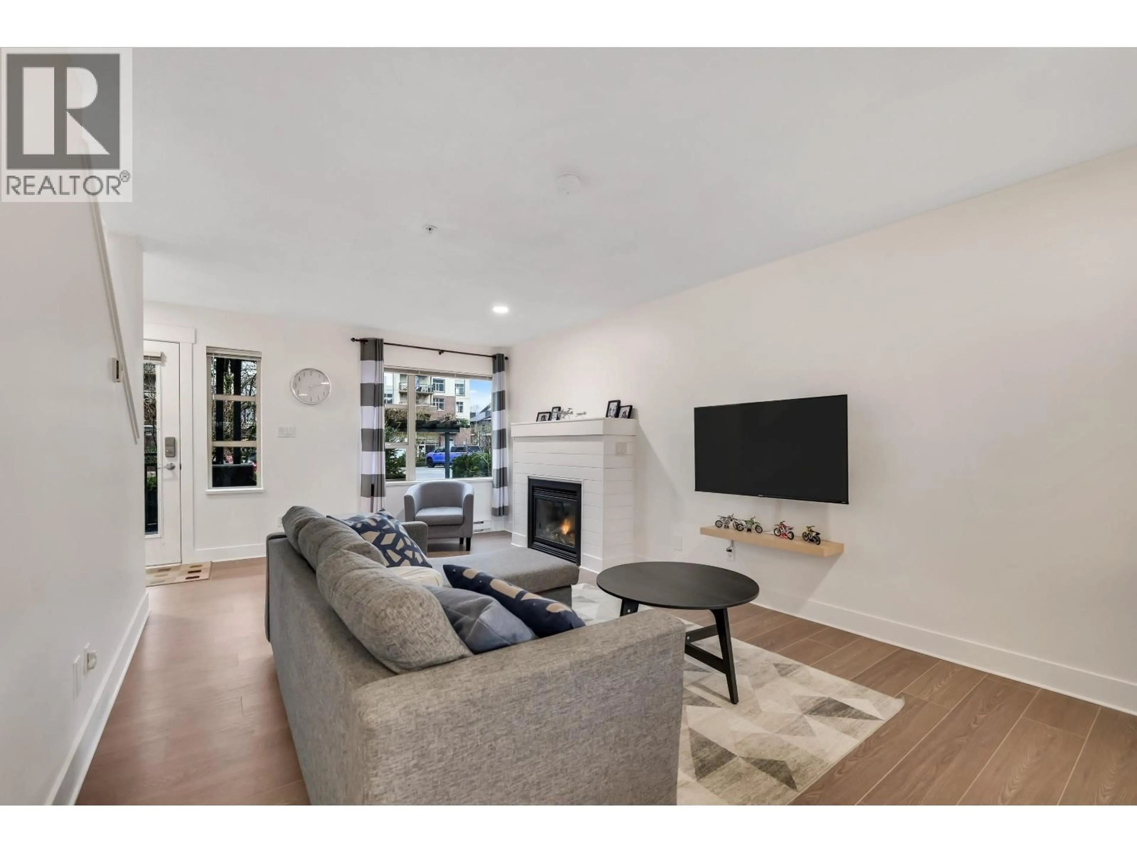 Living room with furniture, unknown for 1212 VILLAGE GREEN WAY, Squamish British Columbia V8E0N5