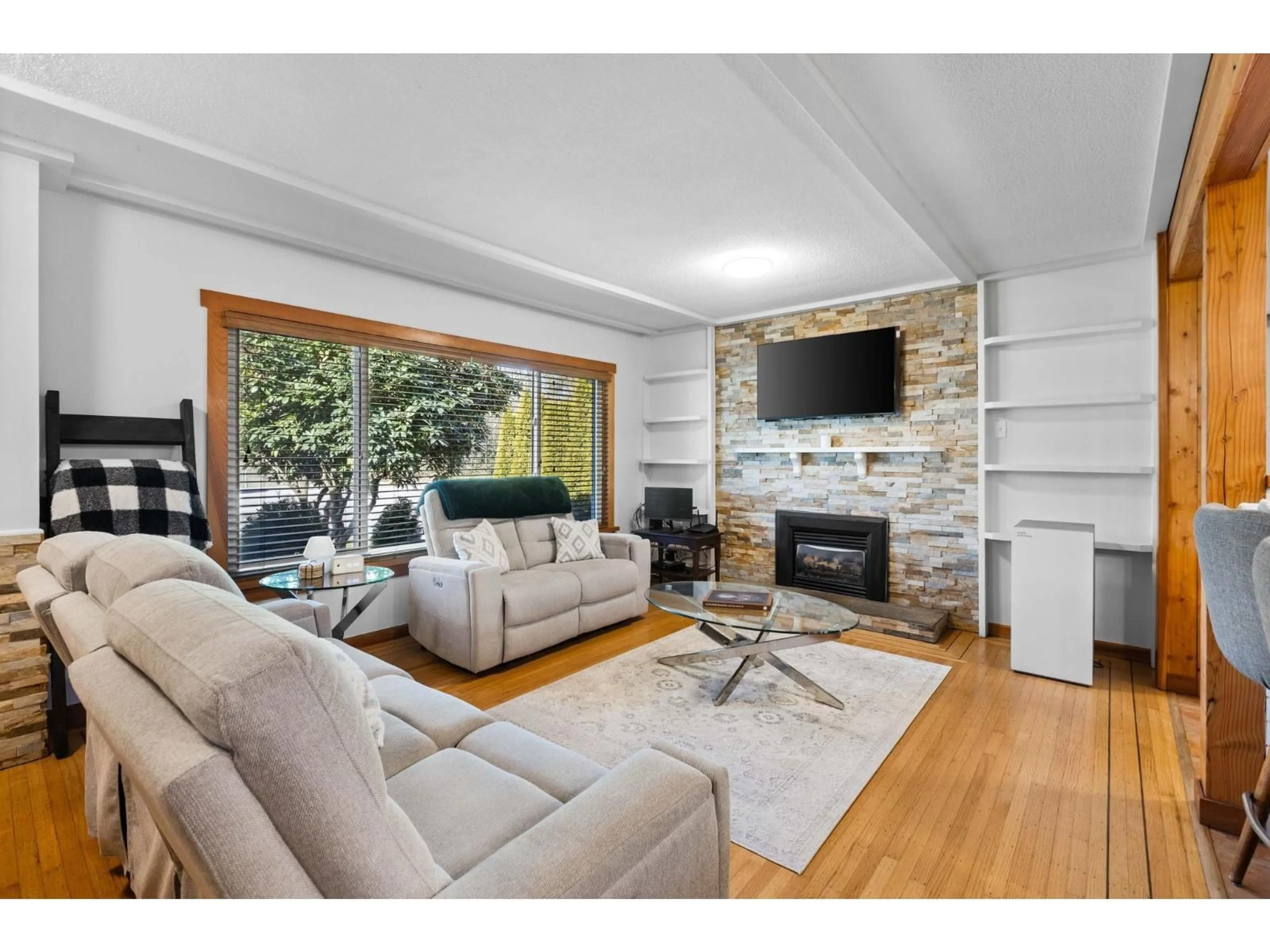 Living room with furniture, wood/laminate floor for 11082 146 STREET, Surrey British Columbia V3R3V1