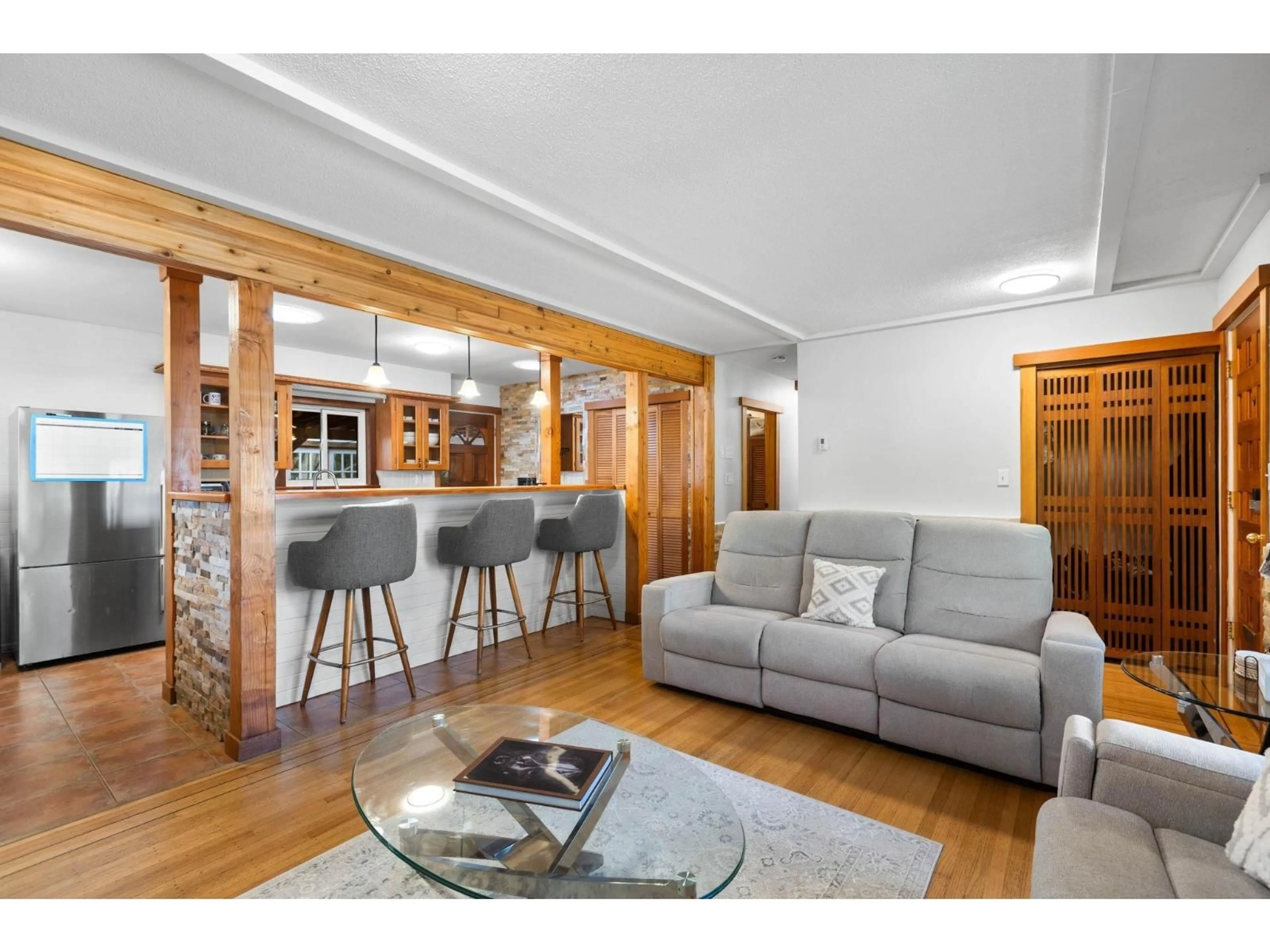 Living room with furniture, wood/laminate floor for 11082 146 STREET, Surrey British Columbia V3R3V1