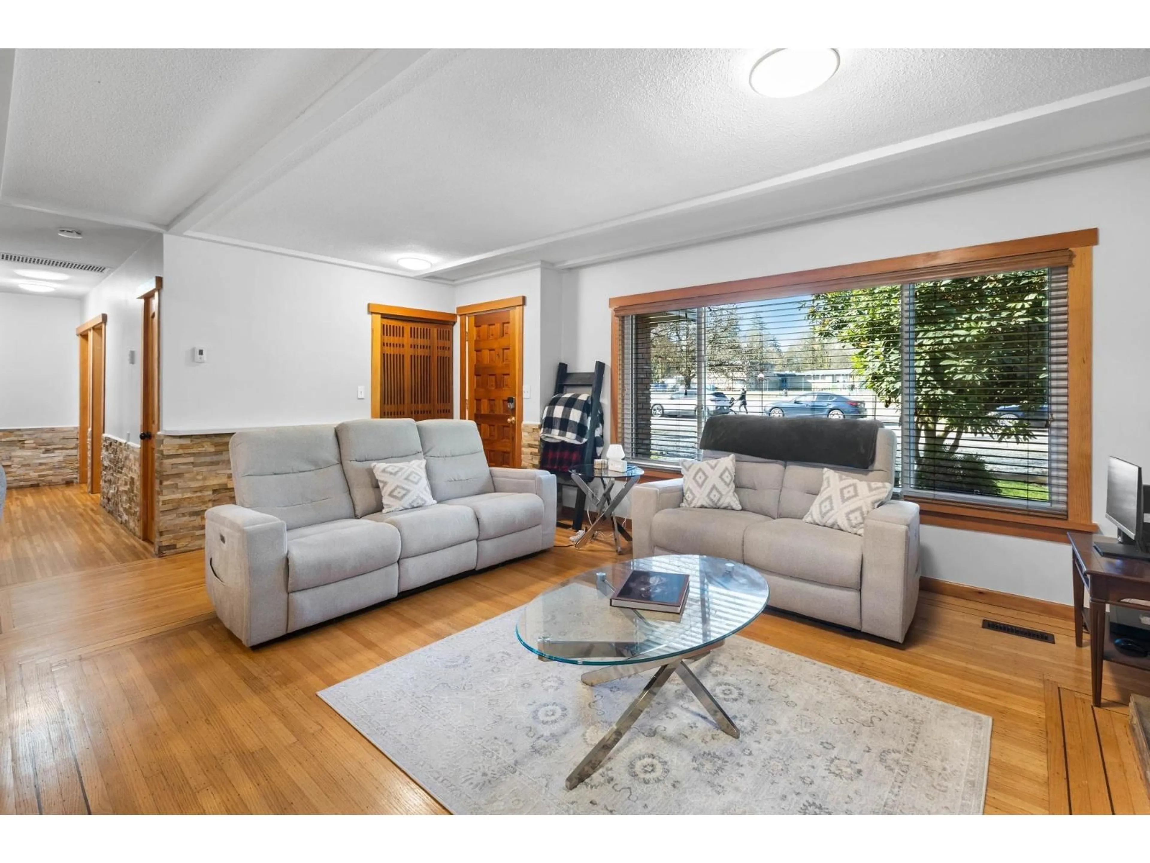 Living room with furniture, wood/laminate floor for 11082 146 STREET, Surrey British Columbia V3R3V1