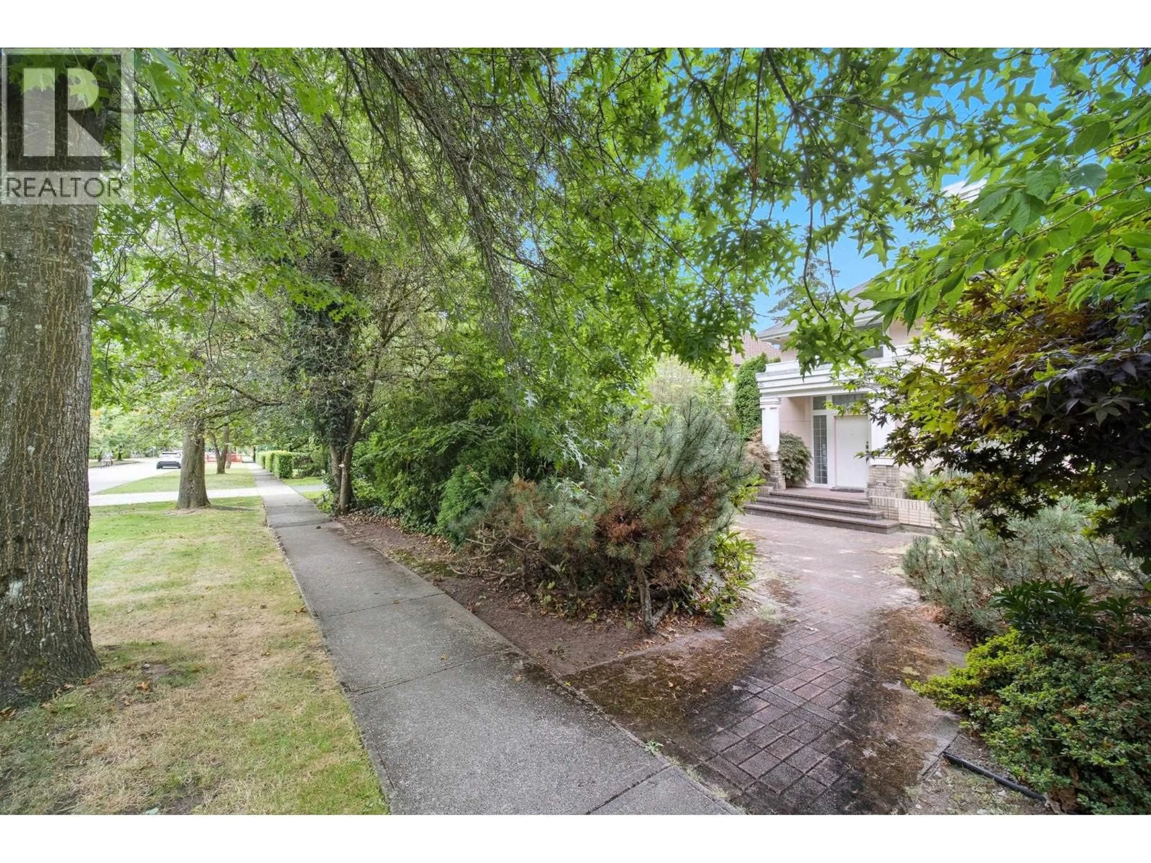 A pic from outside/outdoor area/front of a property/back of a property/a pic from drone, street for 6189 ANGUS DRIVE, Vancouver British Columbia V6M3P2