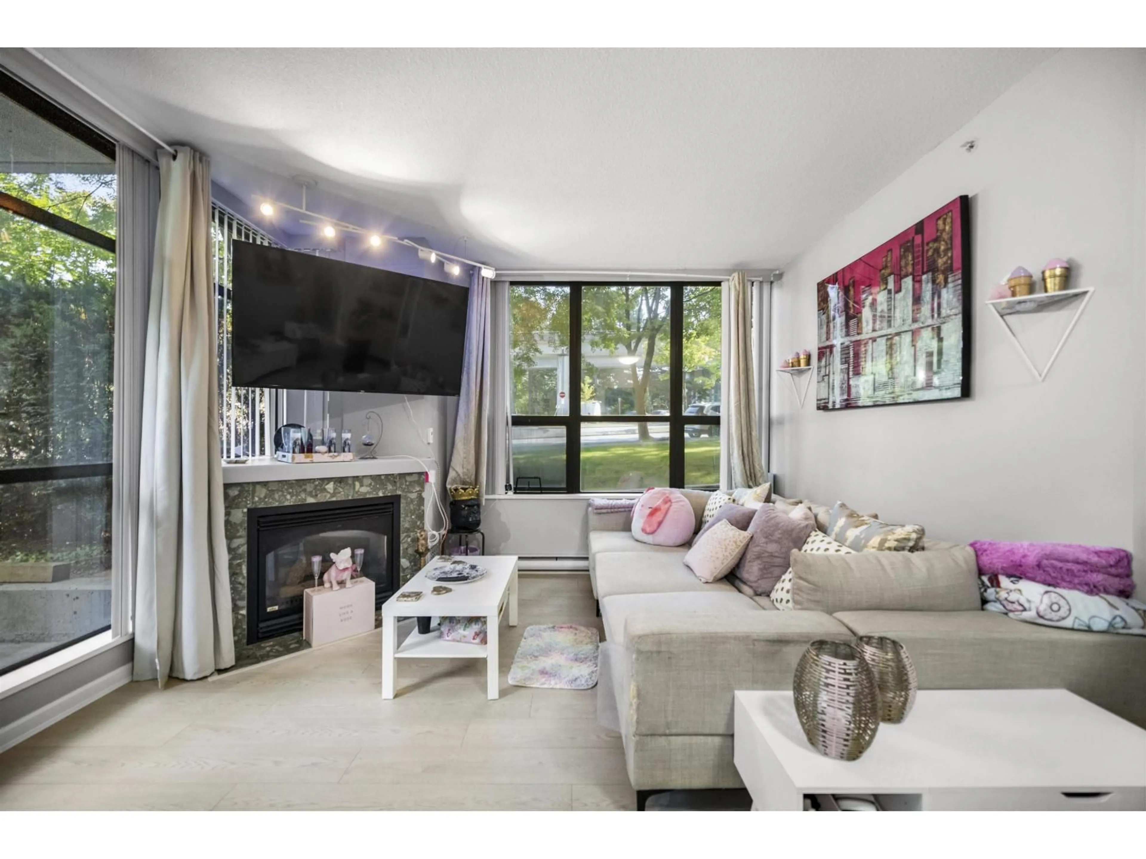 Living room with furniture, unknown for 10899 UNIVERSITY DRIVE, Surrey British Columbia V3T5V2