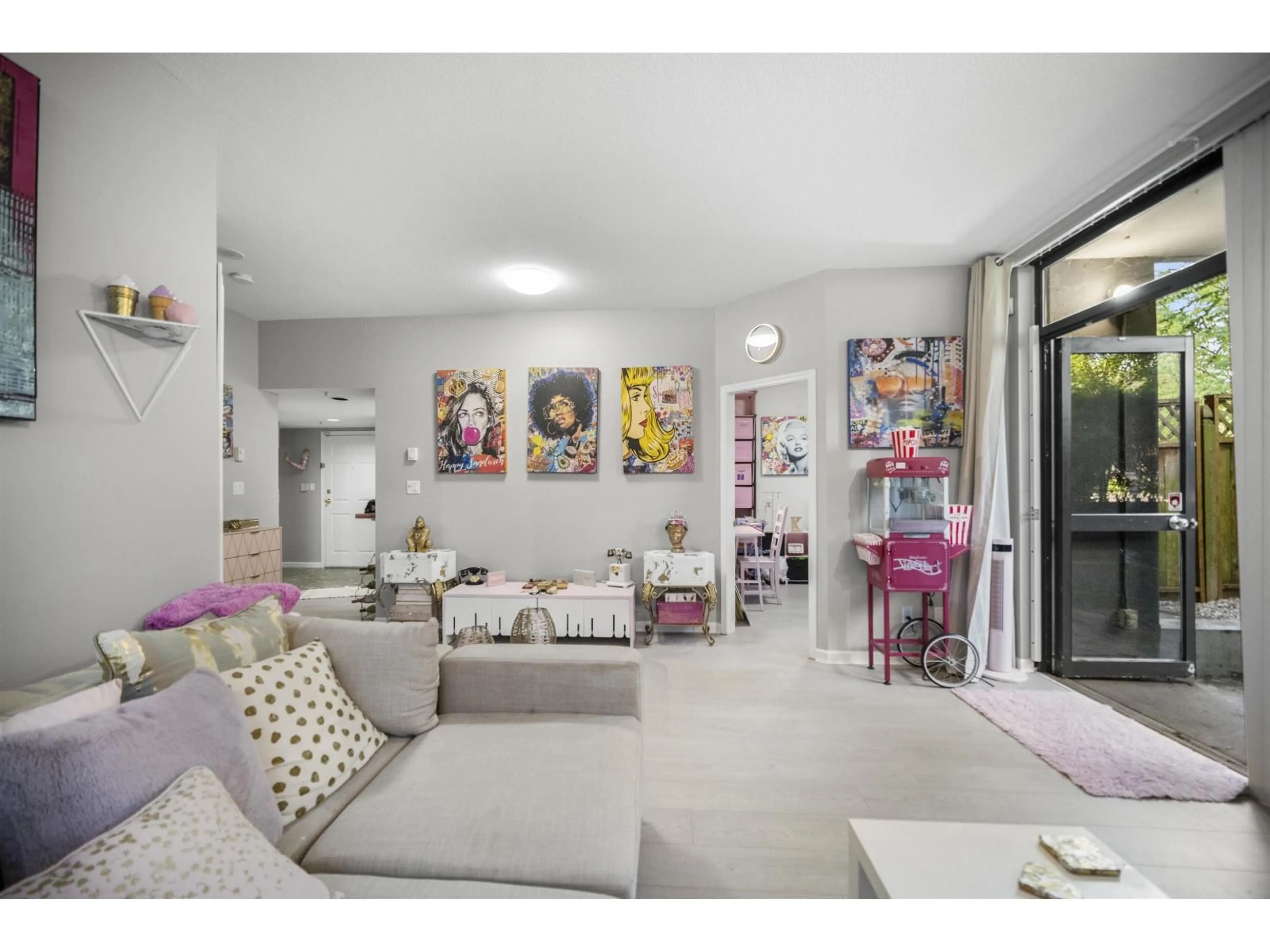 Living room with furniture, unknown for 10899 UNIVERSITY DRIVE, Surrey British Columbia V3T5V2