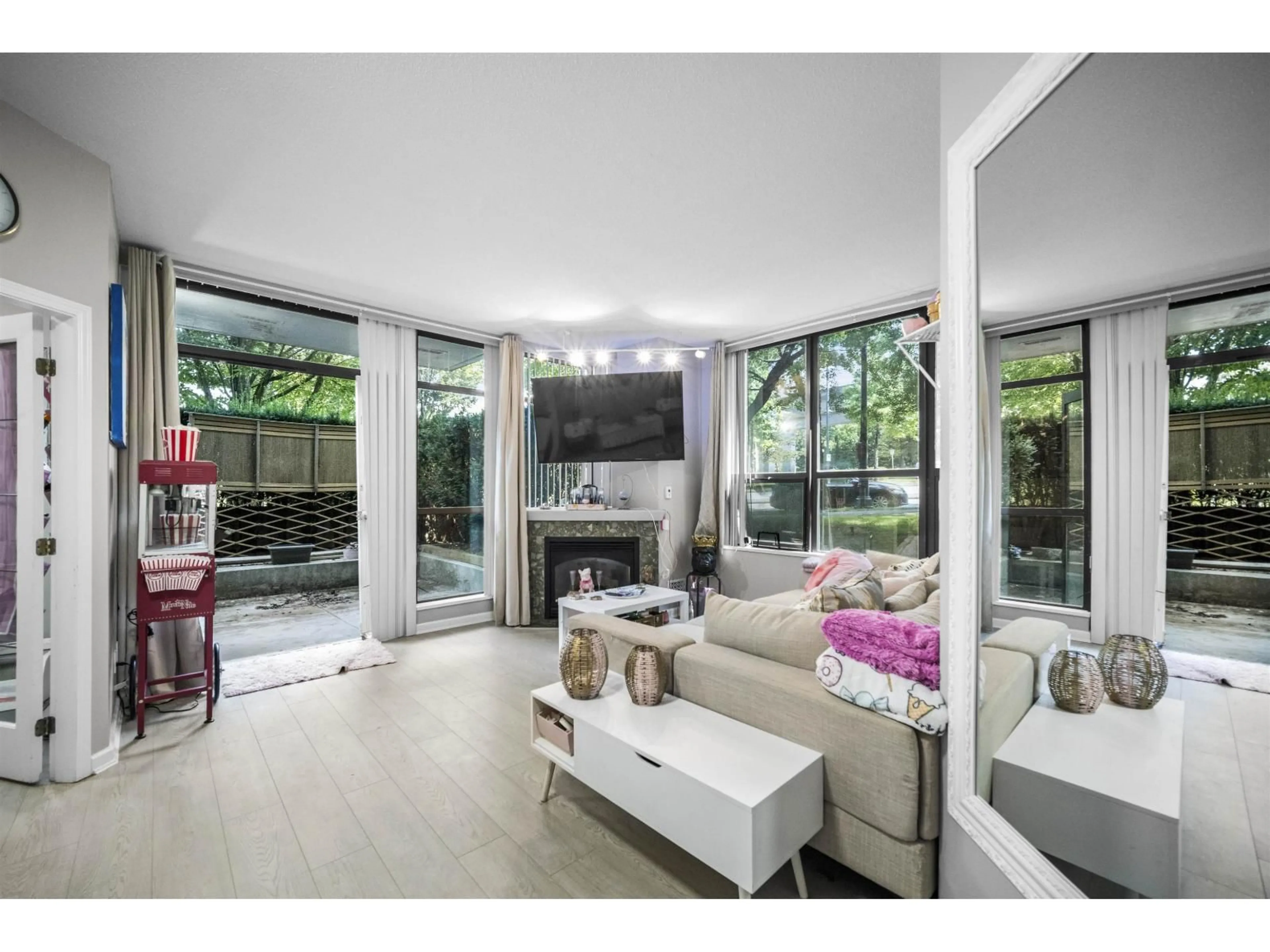 Living room with furniture, unknown for 10899 UNIVERSITY DRIVE, Surrey British Columbia V3T5V2